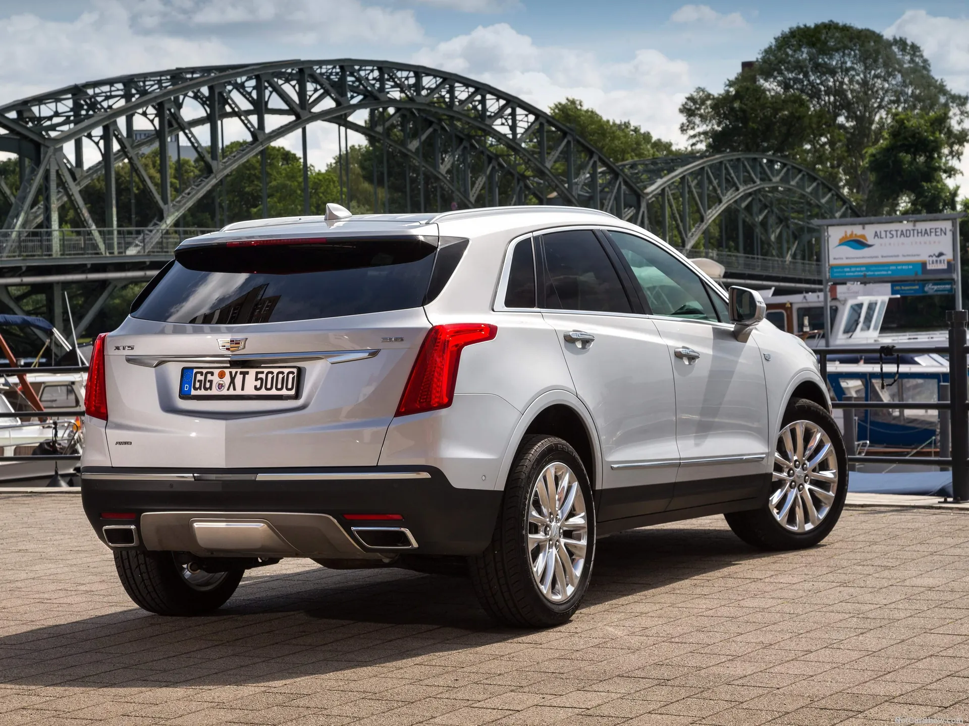 Cadillac XT5 [EU] (2017) – zadní tříčtvrteční pohled