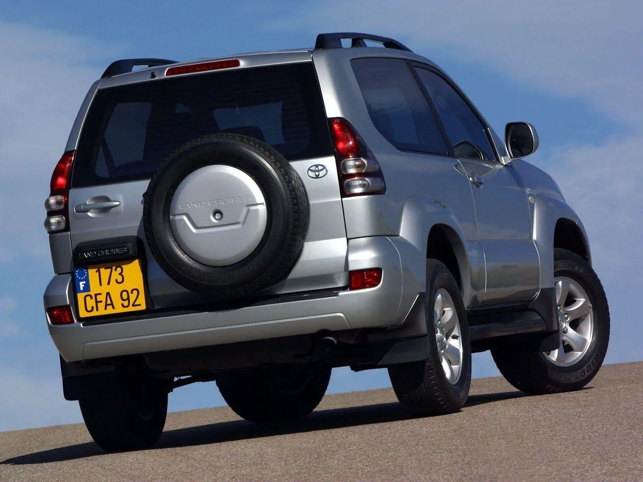 Toyota Land Cruiser 3d (2003) - Rear Three-Quarter