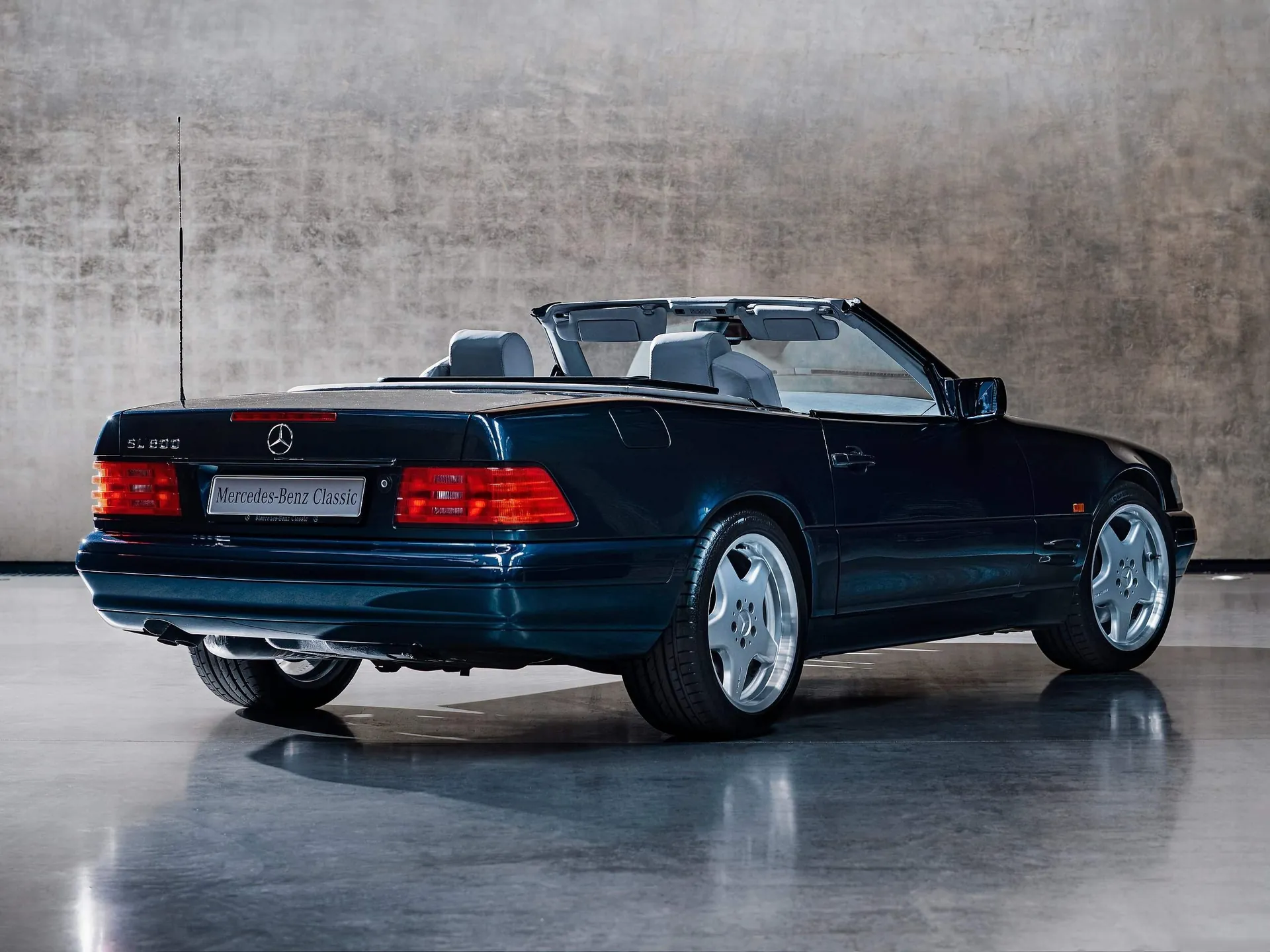 Mercedes-Benz SL 600 (1995) - Rear Three-Quarter