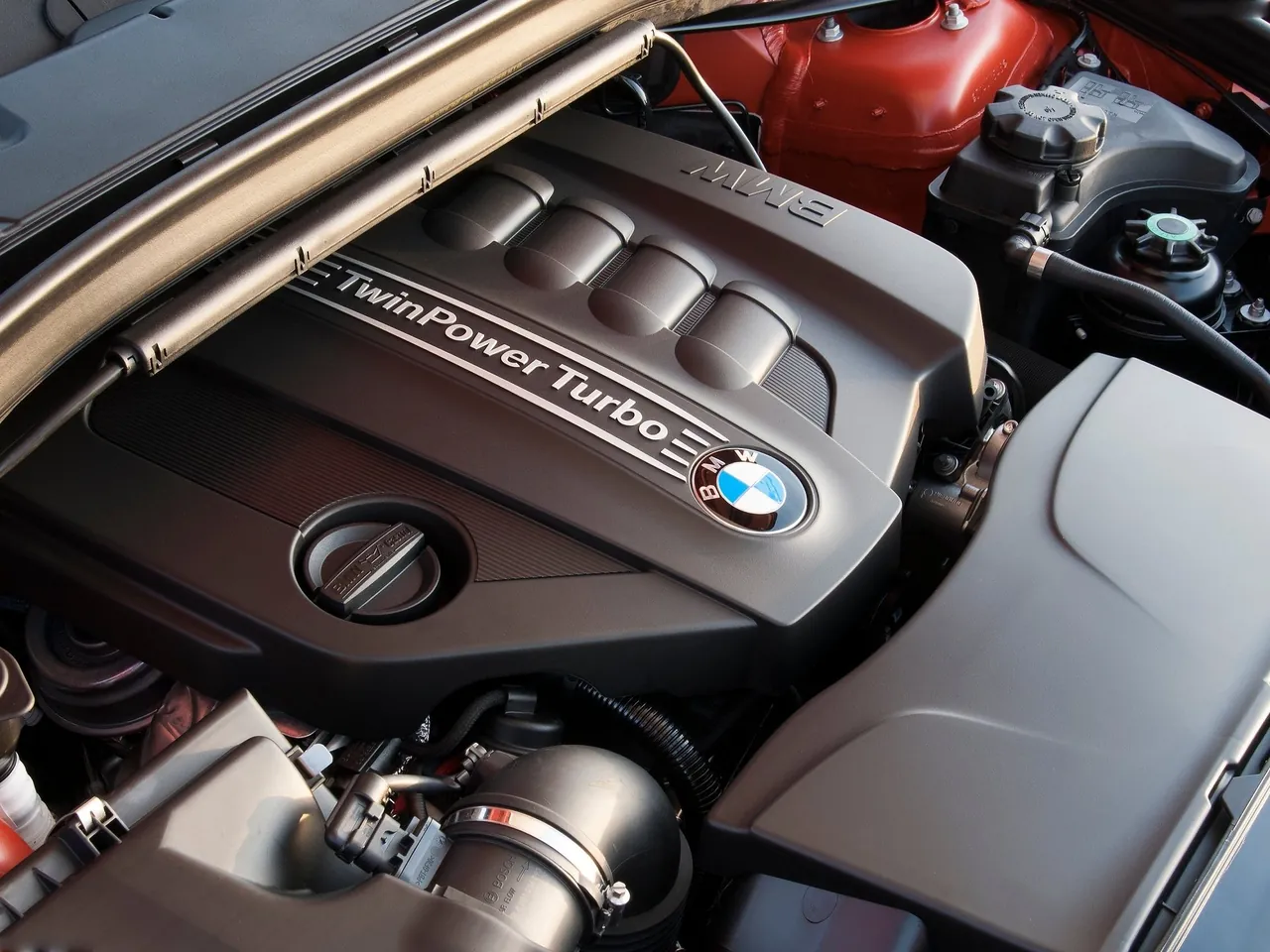 BMW X1 (2013) – motorový prostor
