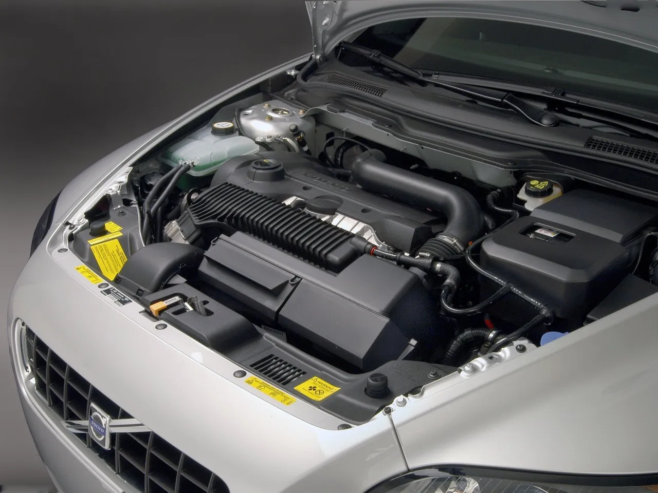 Volvo C70 (2006) – motorový prostor