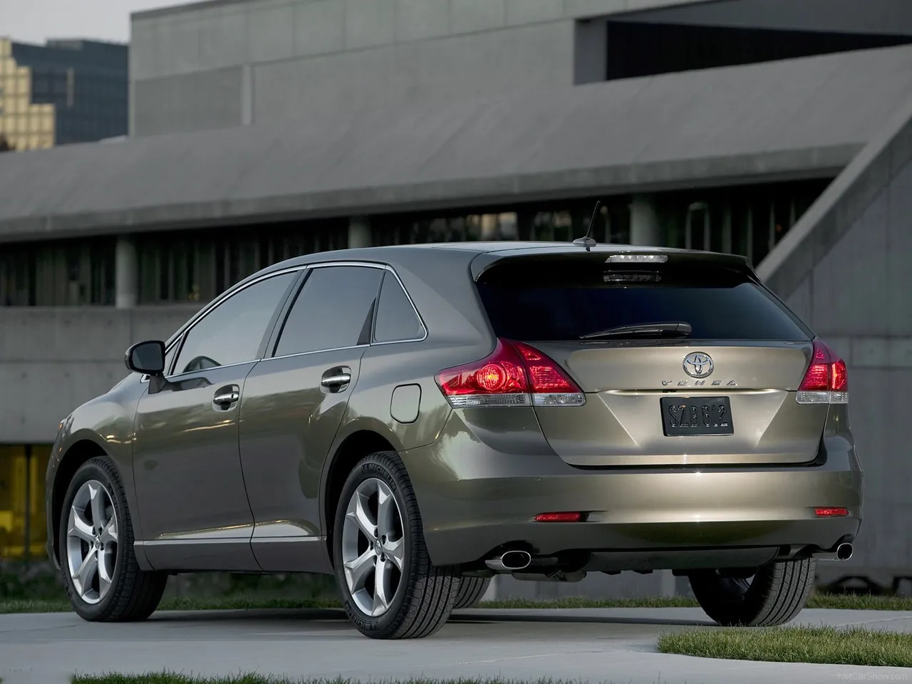 Toyota Venza (2009) - Rear Three-Quarter