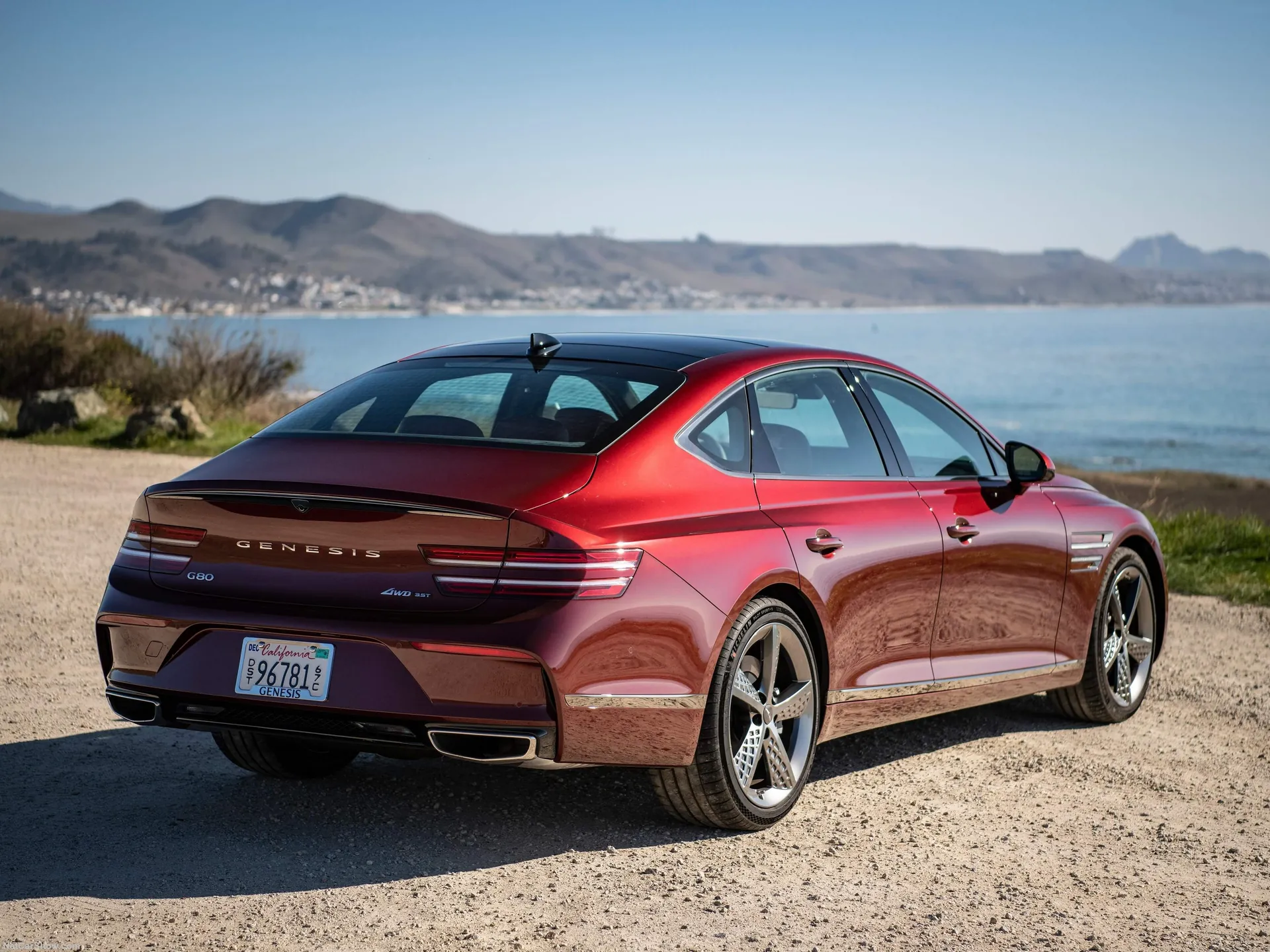 Genesis G80 [US] (2022) – zadní tříčtvrteční pohled