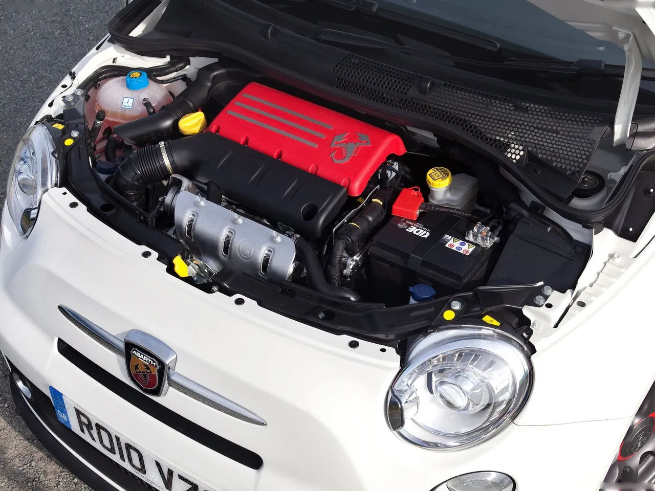 Fiat 500C Abarth (2011) – motorový prostor