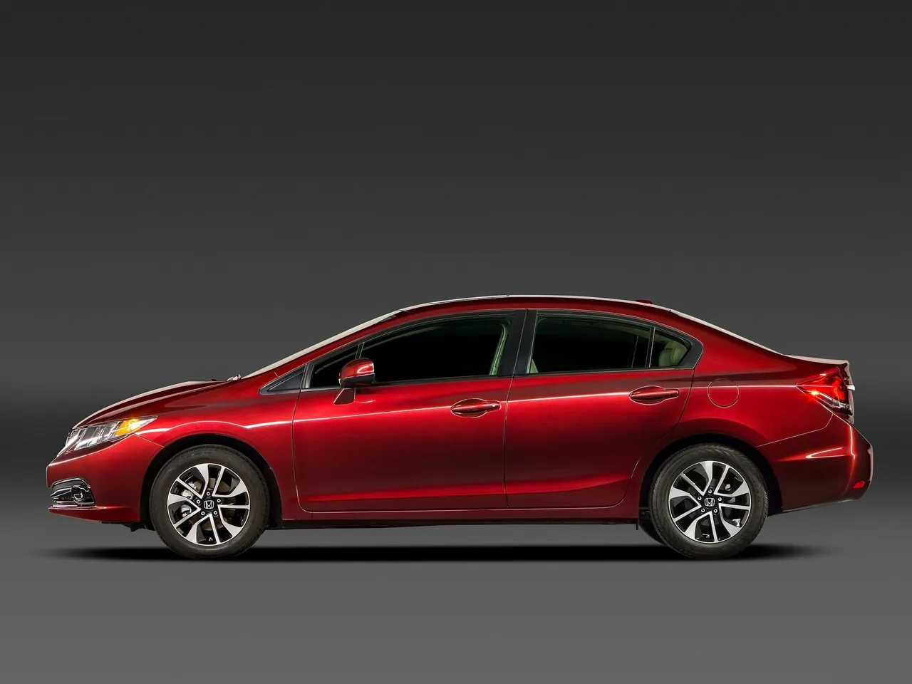 Honda Civic Sedan (2013) – boční profil