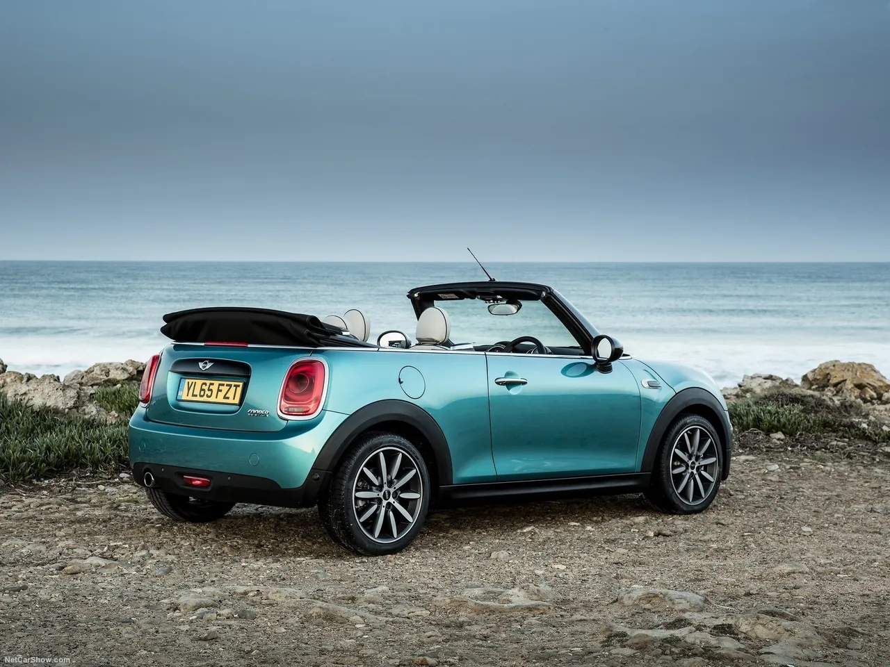 Mini Convertible [UK] (2016) – zadní tříčtvrteční pohled