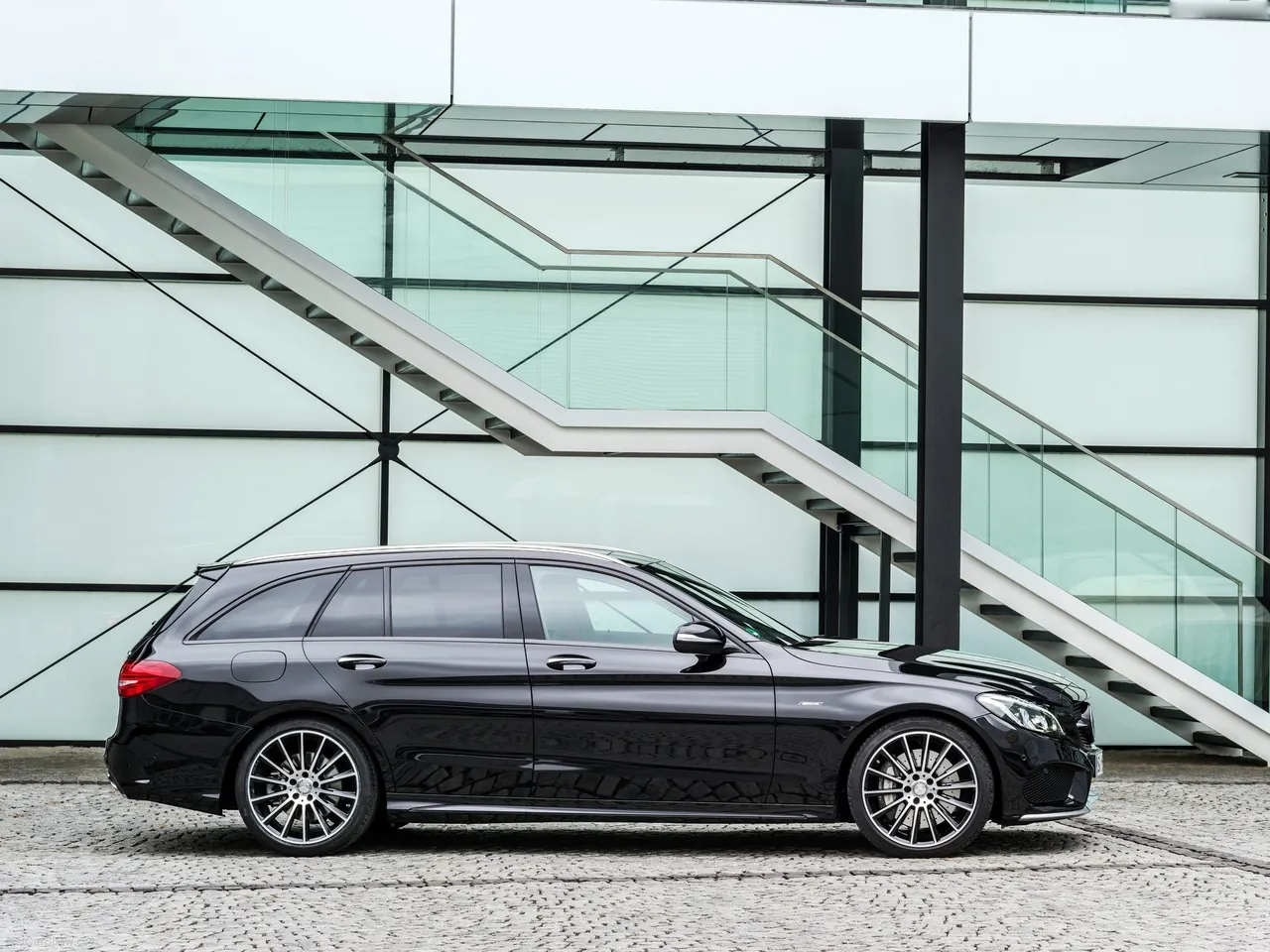 Mercedes-Benz C450 AMG 4Matic Estate (2016) – boční profil