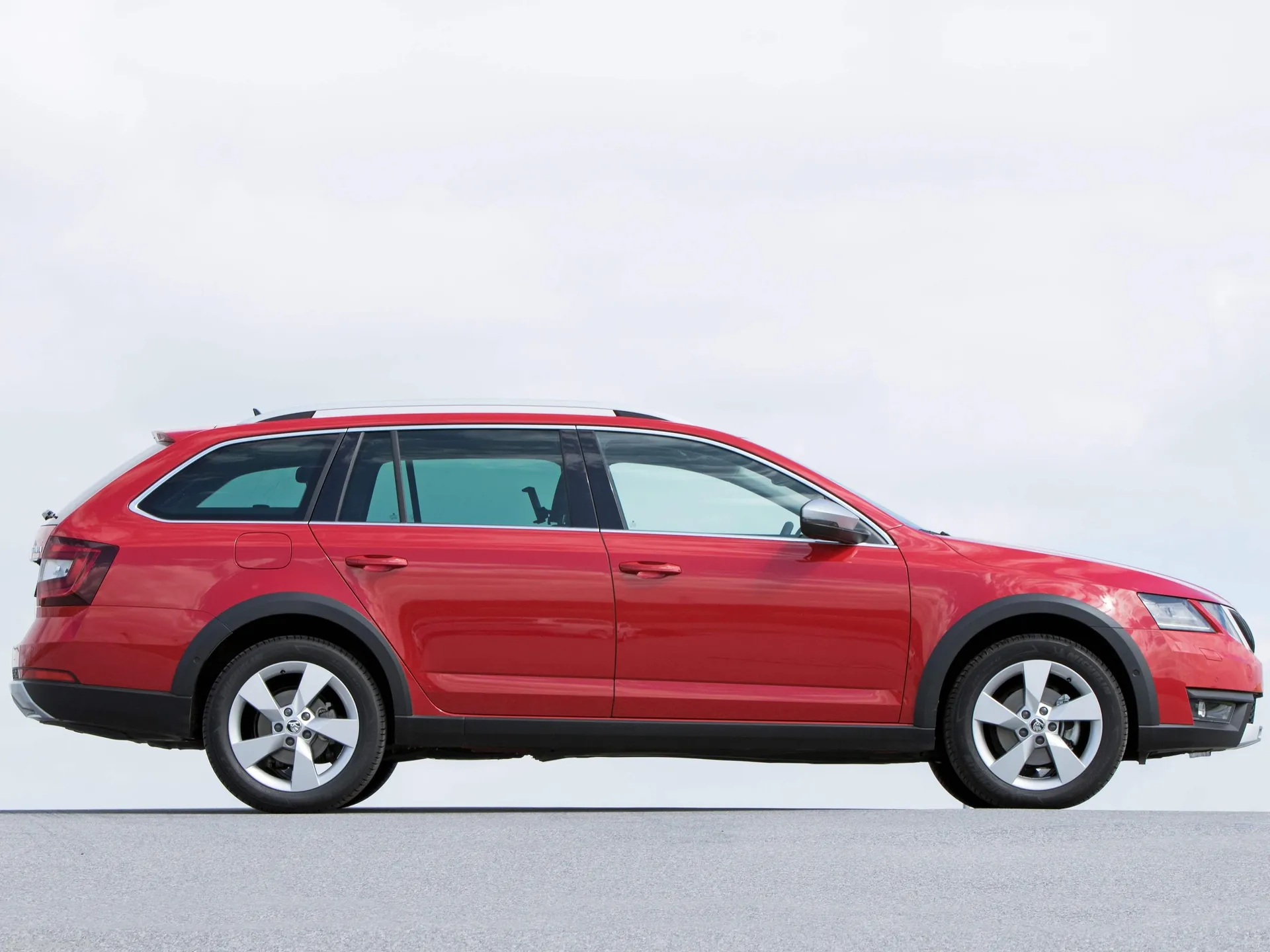 Skoda Octavia Scout (2017) – boční profil