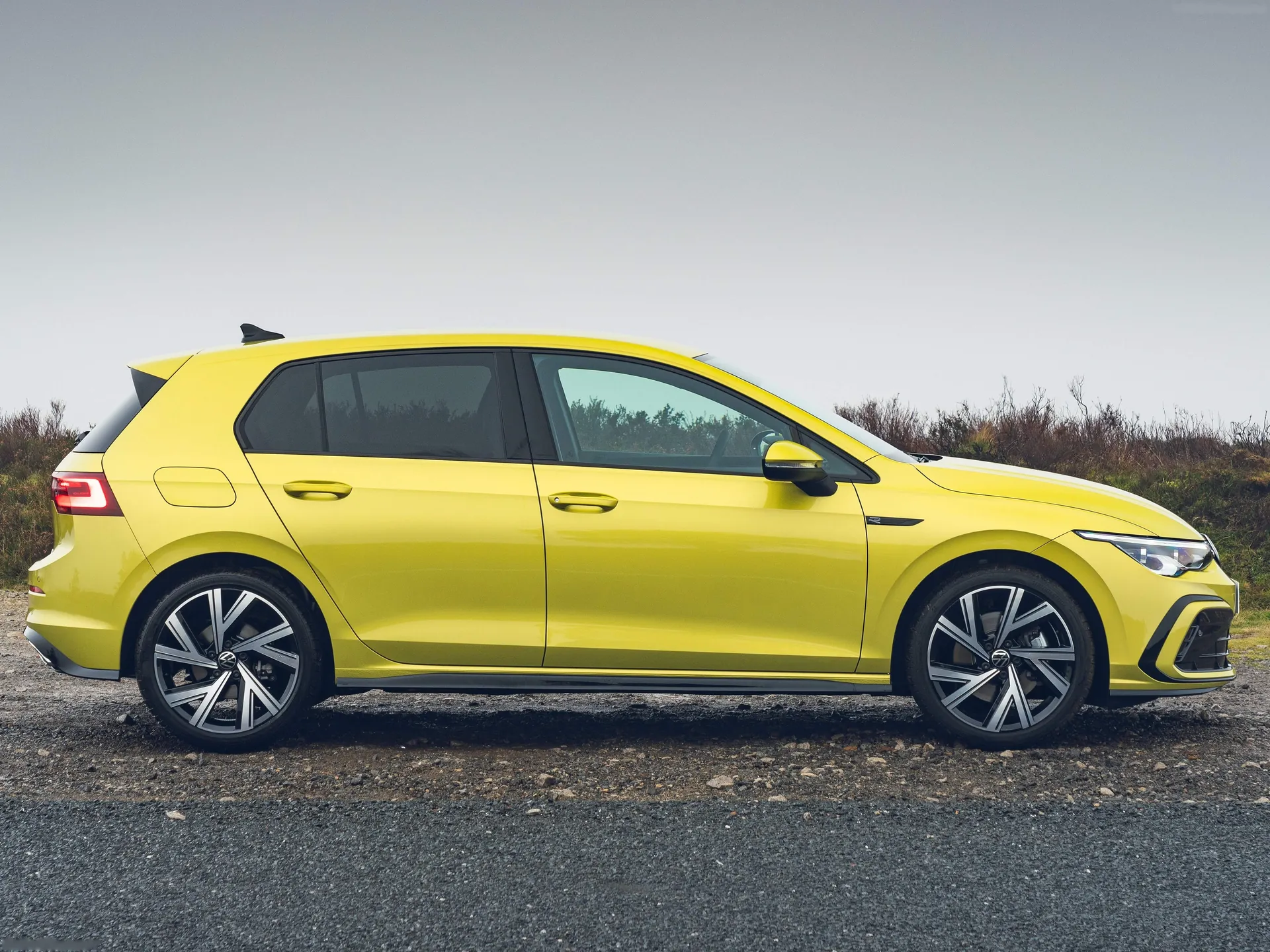 Volkswagen Golf R-Line [UK] (2021) - Side Profile
