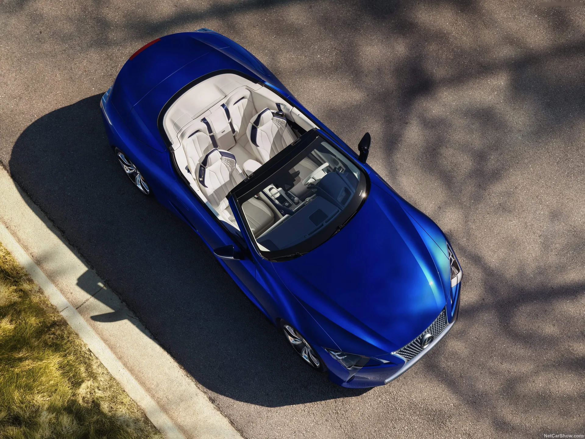 Lexus LC 500 Convertible (2021) – pohled shora