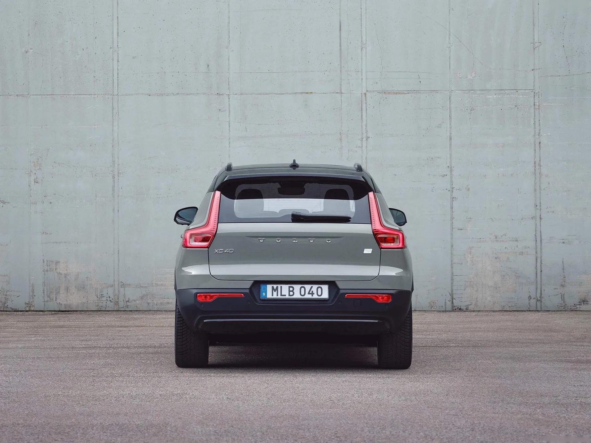 Volvo XC40 Recharge (2023) – zezadu