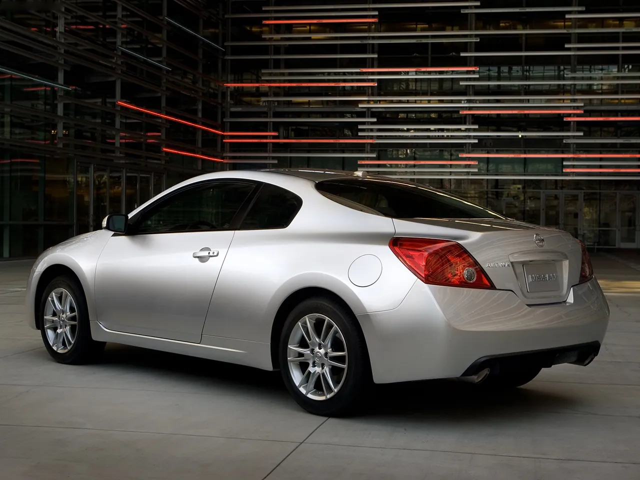 Nissan Altima Coupe (2008) – zadní tříčtvrteční pohled