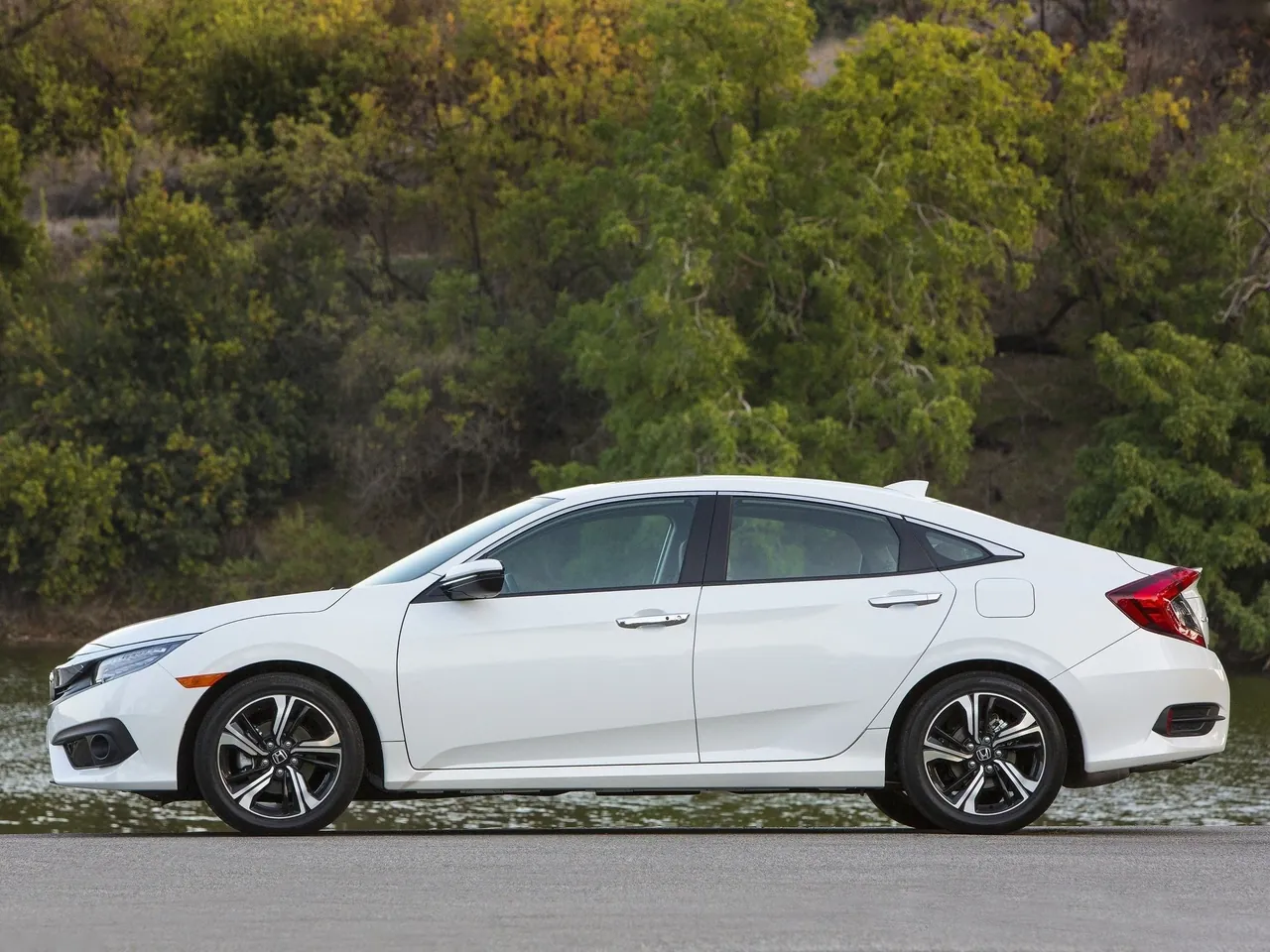 Honda Civic Sedan (2016) – boční profil