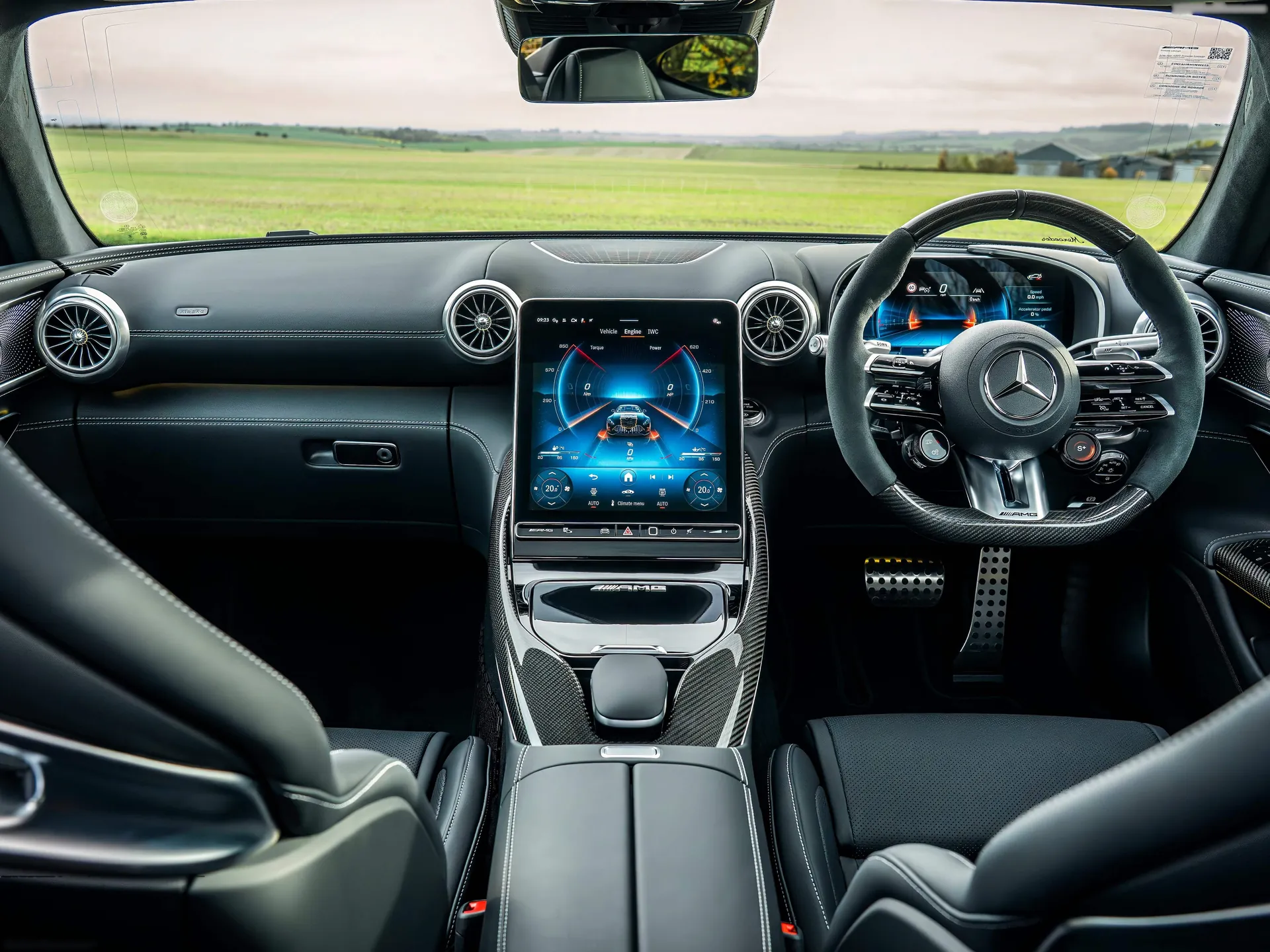 Mercedes-Benz AMG GT63 PRO [UK] (2025) – interiér