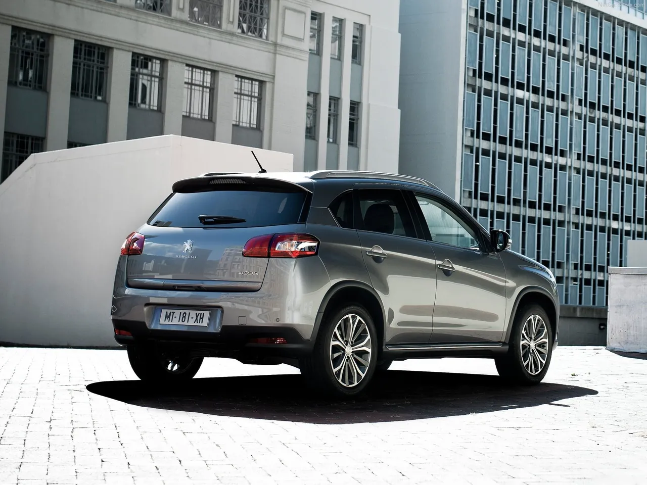Peugeot 4008 (2013) – zadní tříčtvrteční pohled
