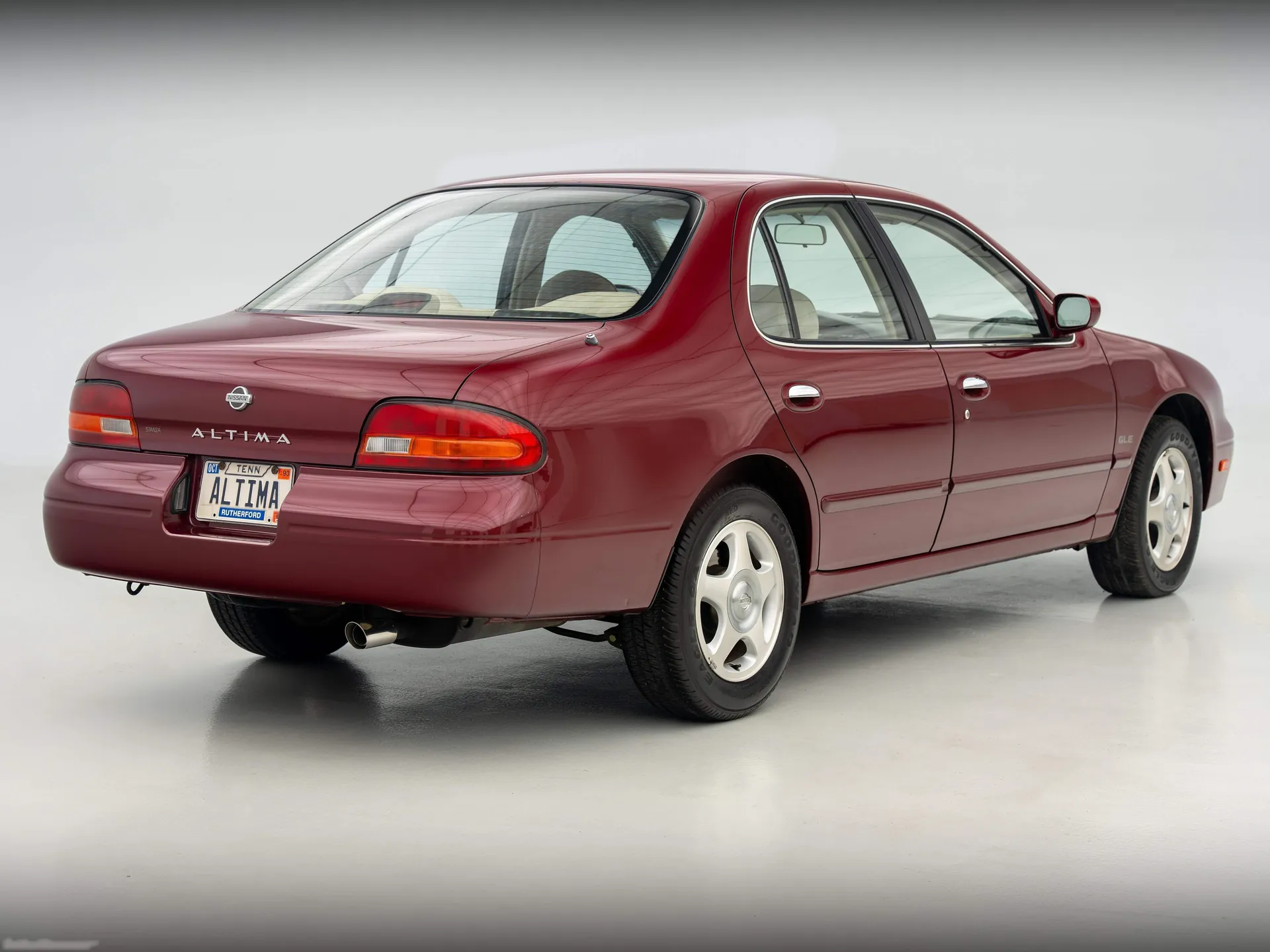 Nissan Altima (1993) – zadní tříčtvrteční pohled