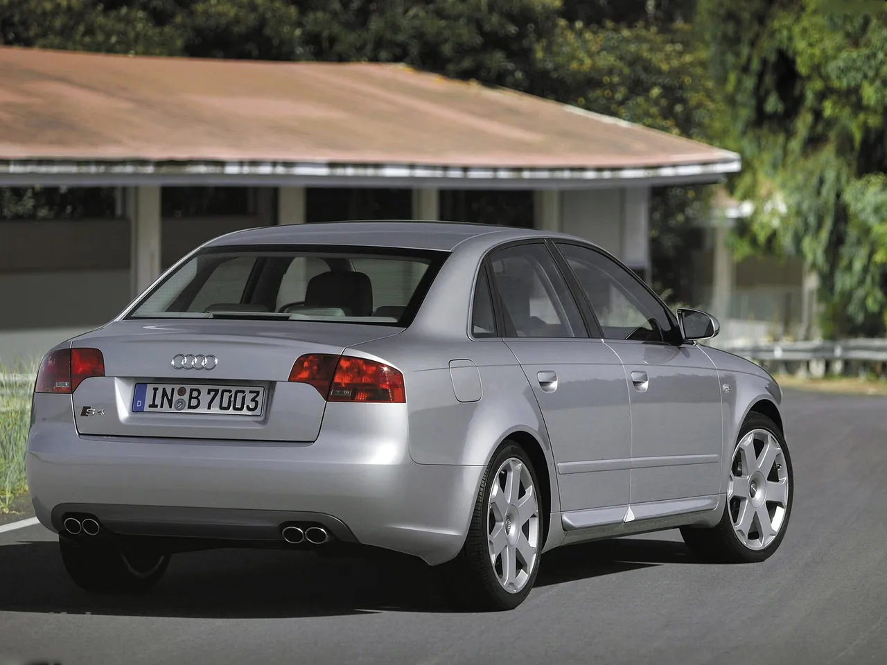 Audi S4 (2005) – zadní tříčtvrteční pohled