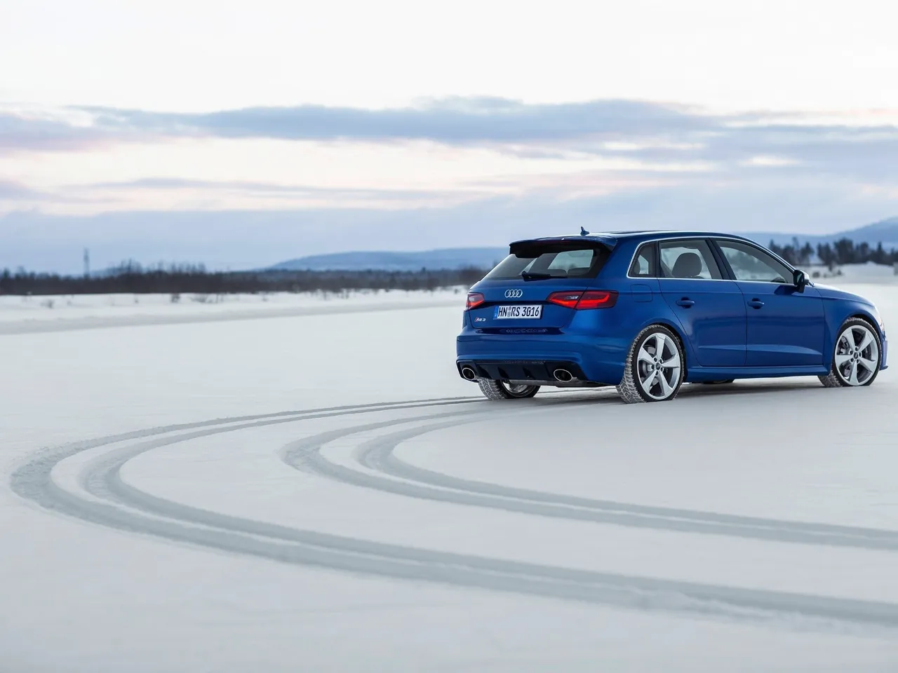 Audi RS3 Sportback (2016) – zadní tříčtvrteční pohled