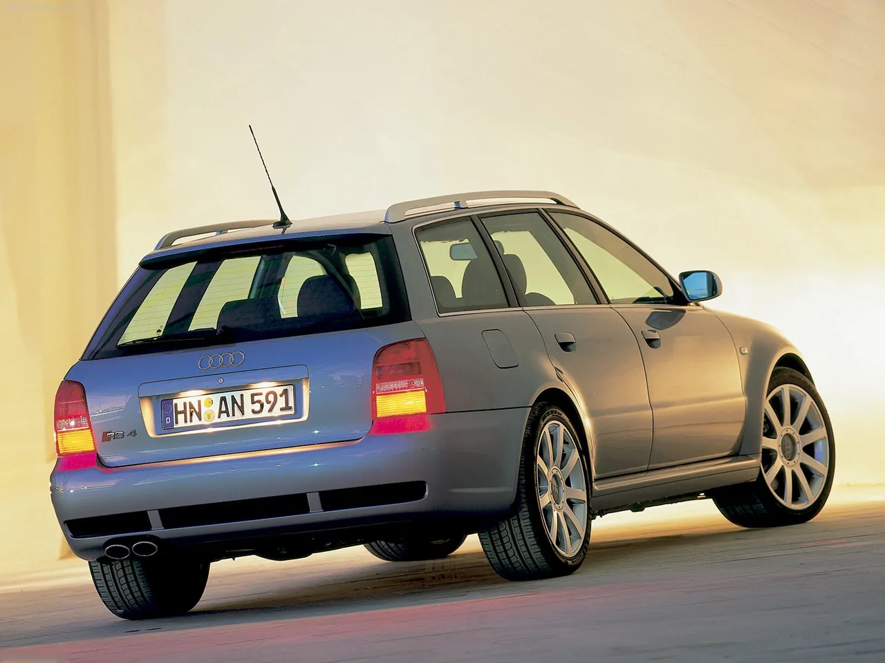 Audi RS4 (2000) – zadní tříčtvrteční pohled