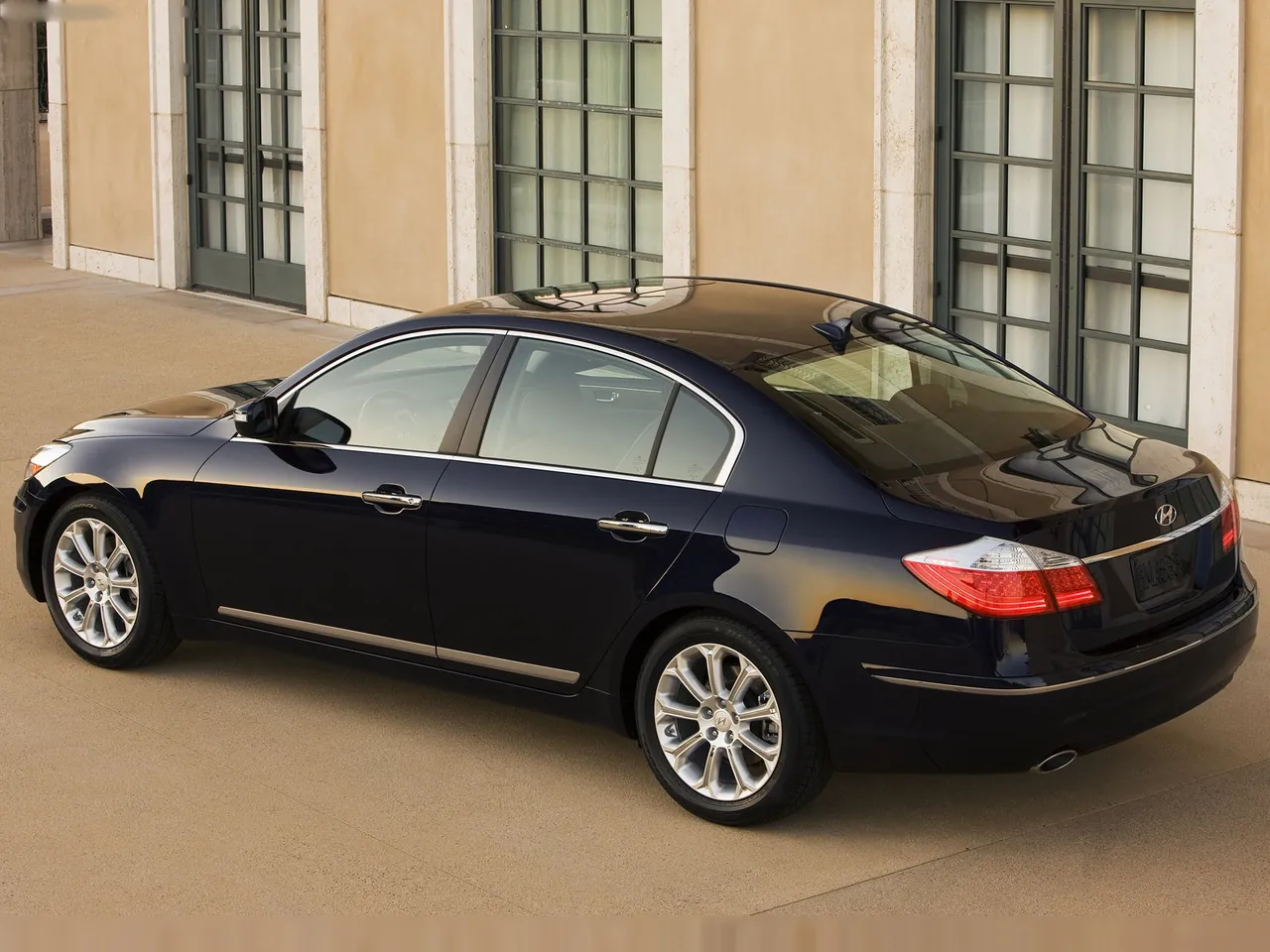 Hyundai Genesis (2009) – zadní tříčtvrteční pohled