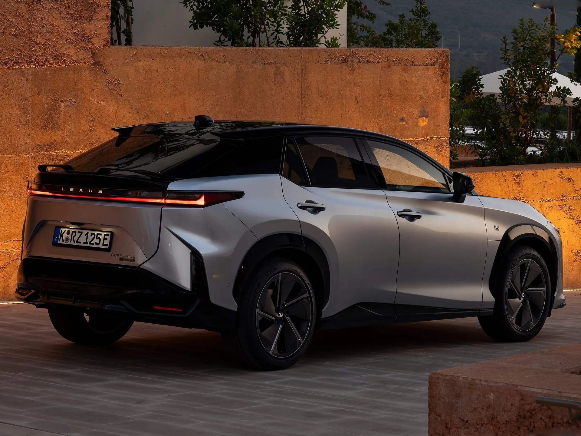 Lexus RZ (2026) – zadní tříčtvrteční pohled