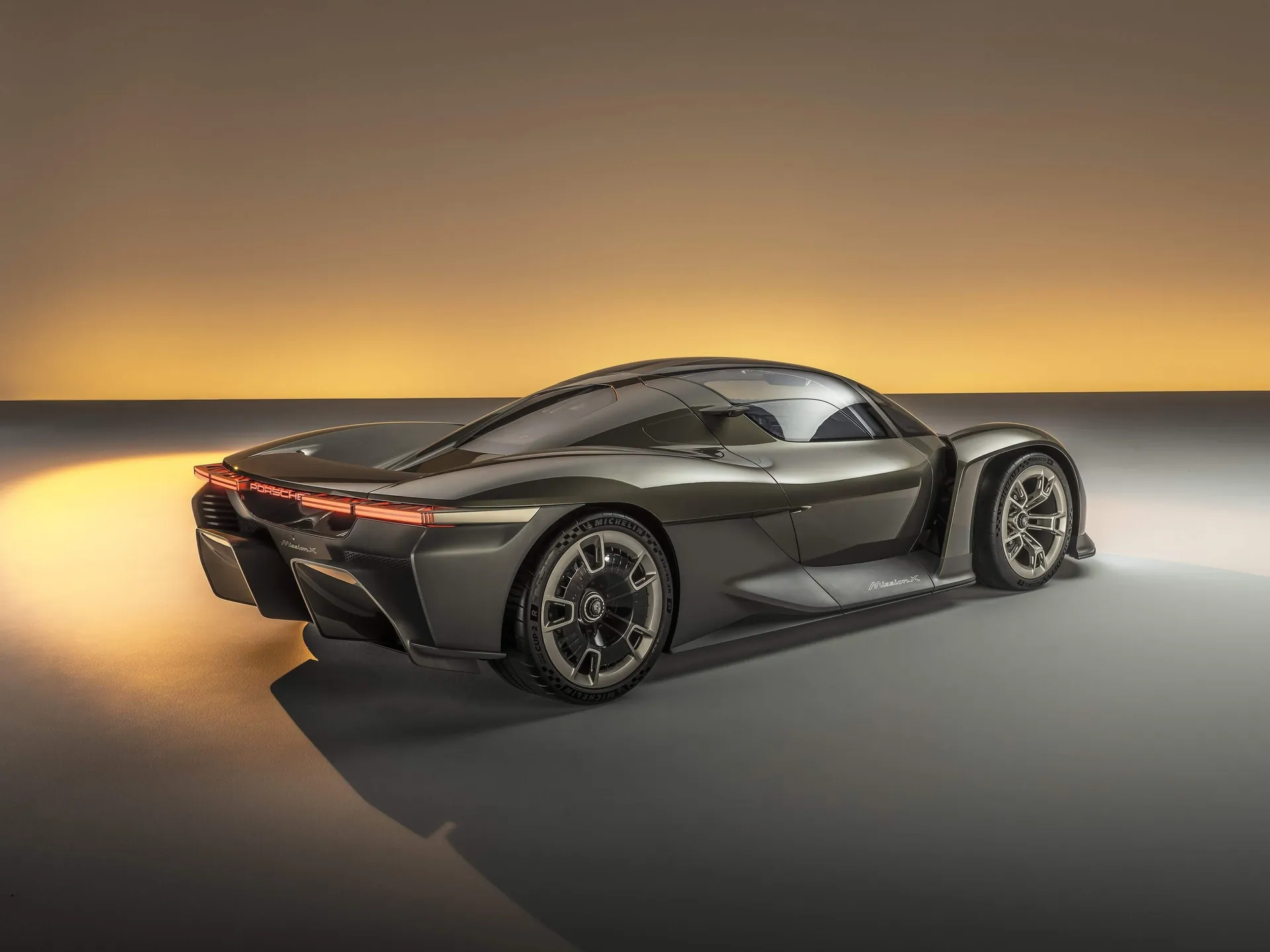 Porsche Mission X Concept (2023) – zadní tříčtvrteční pohled