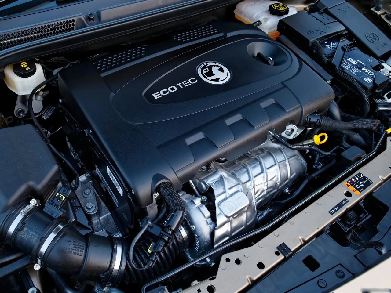 Vauxhall Cascada (2013) – motorový prostor