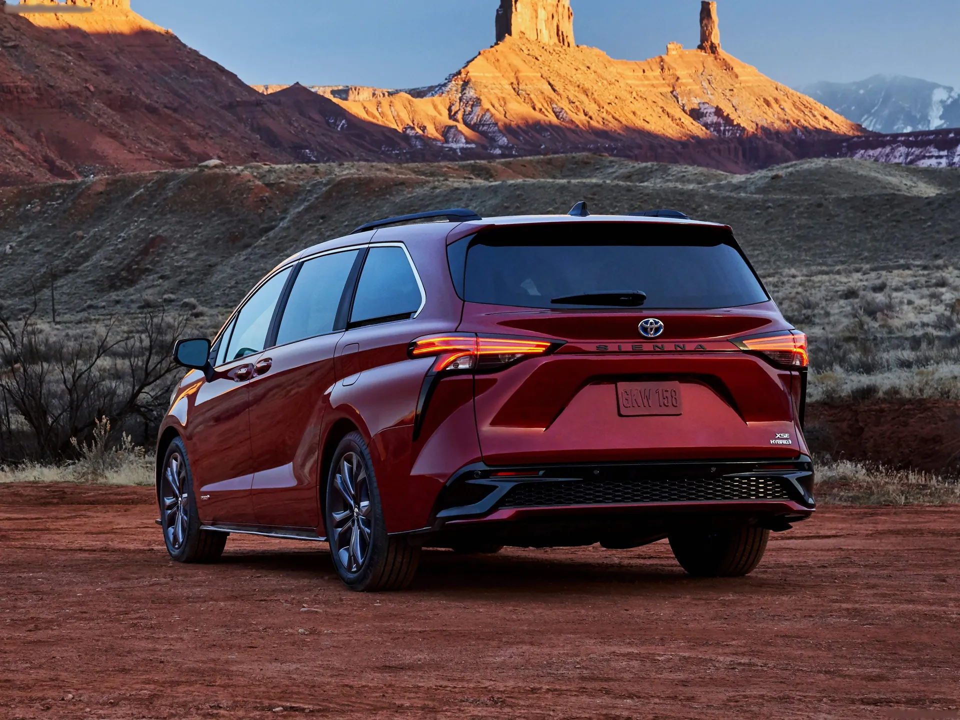 Toyota Sienna (2021) – zadní tříčtvrteční pohled