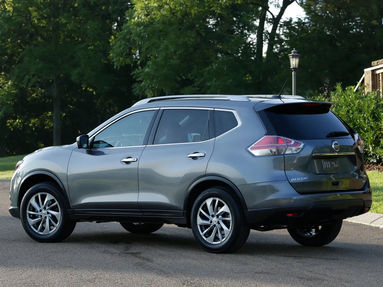 Nissan Rogue (2014) – zadní tříčtvrteční pohled