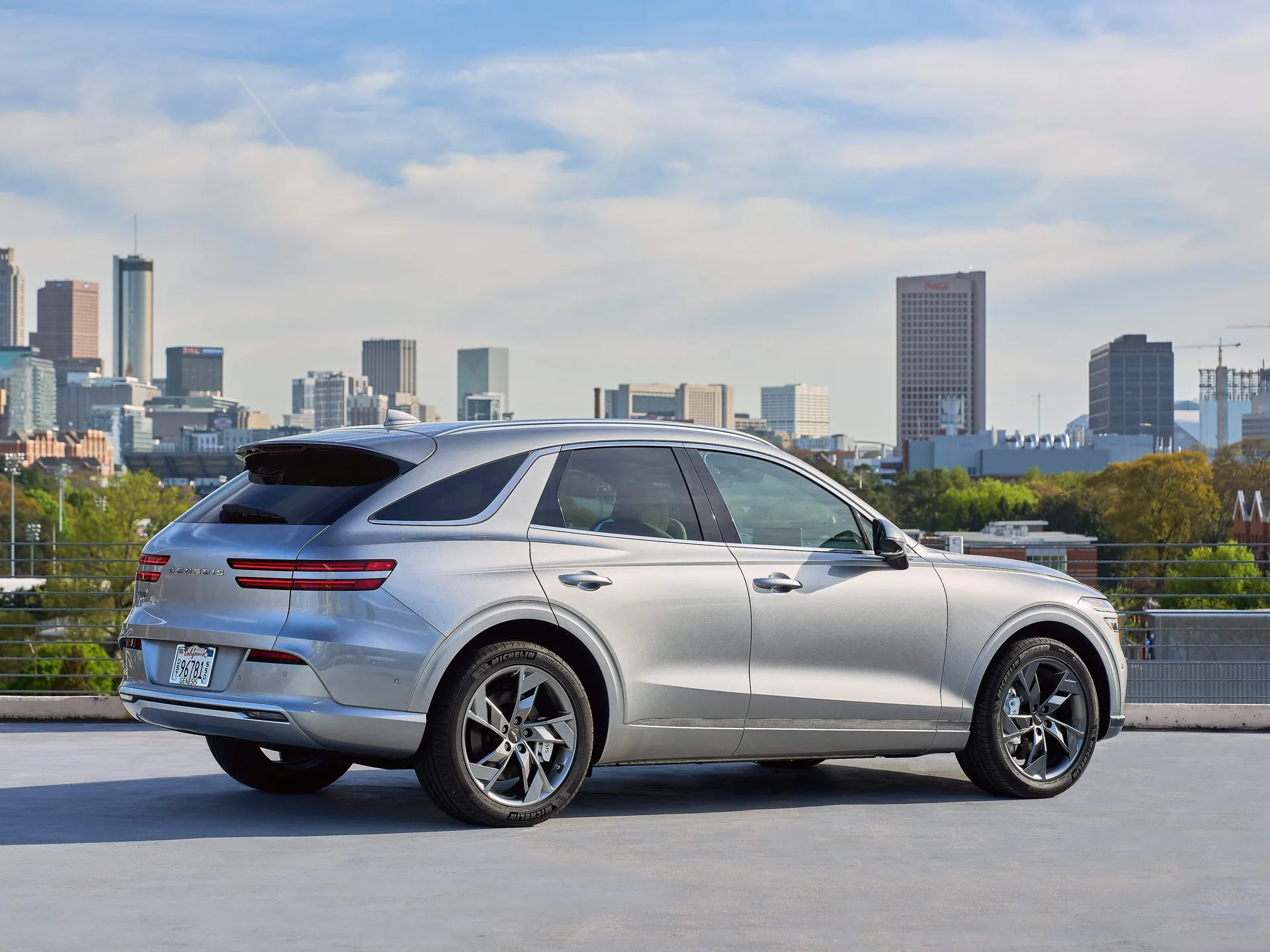 Genesis Electrified GV70 [US] (2023) – zadní tříčtvrteční pohled