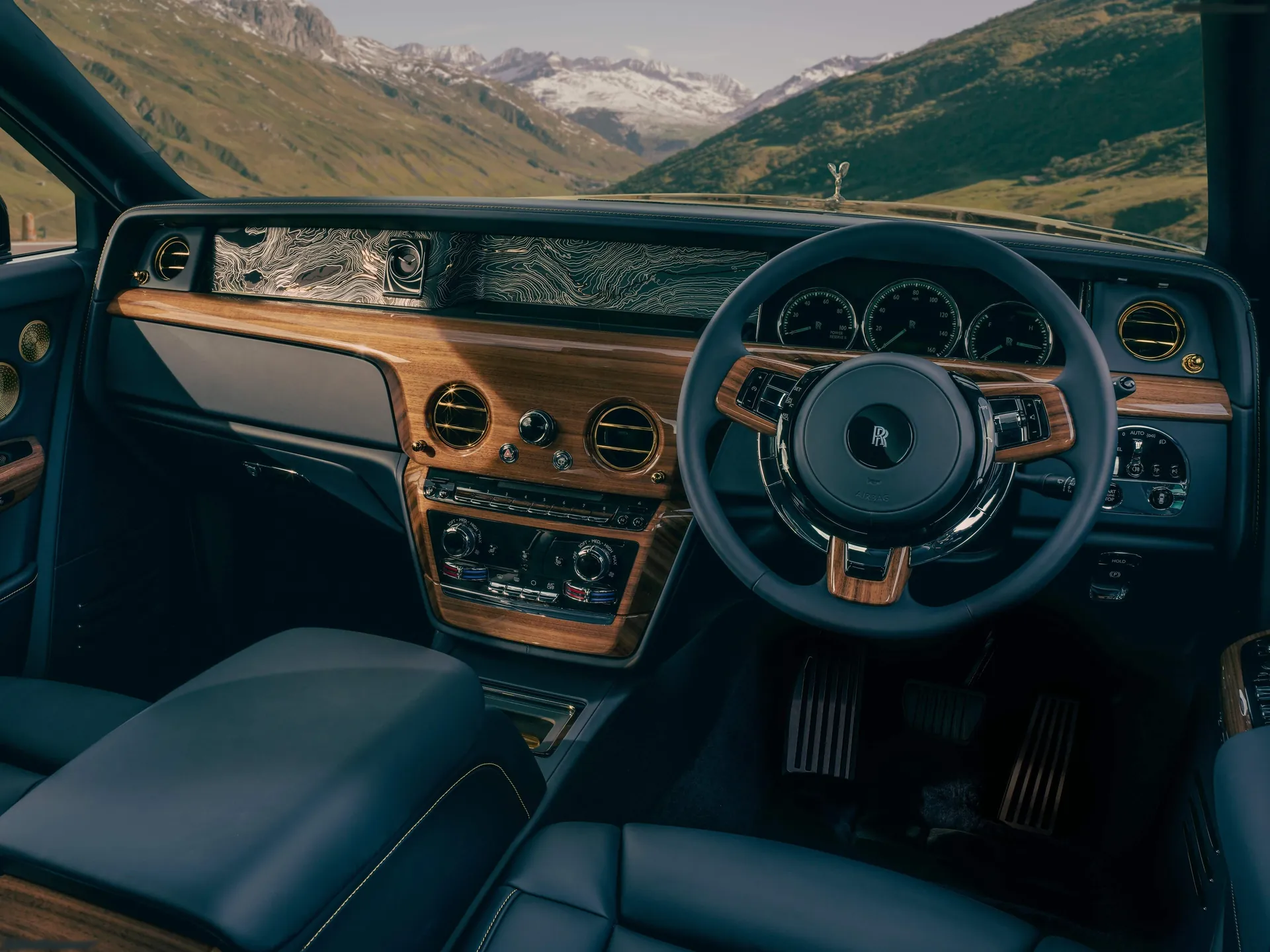 Rolls-Royce Phantom Goldfinger (2024) – interiér