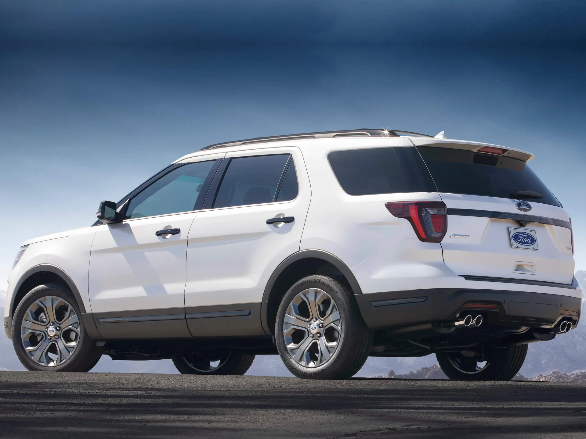 Ford Explorer Sport (2018) – zadní tříčtvrteční pohled