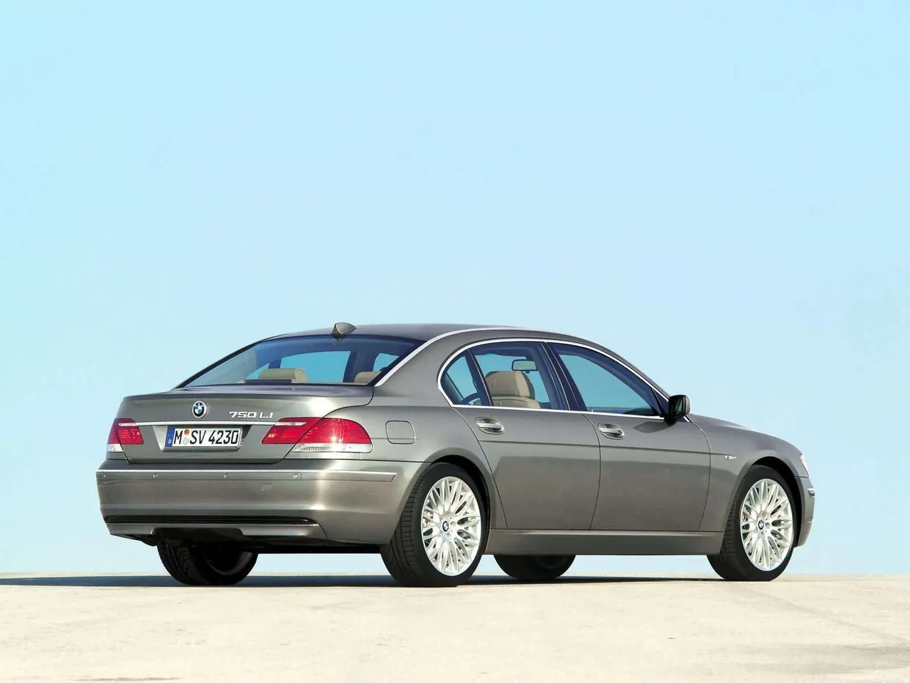 BMW 750Li (2006) – zadní tříčtvrteční pohled