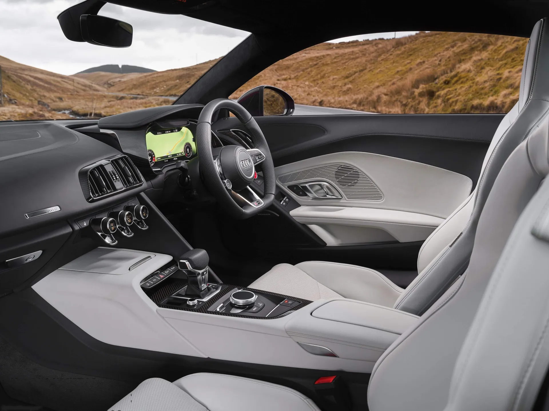 Audi R8 V10 performance RWD [UK] (2022) – interiér