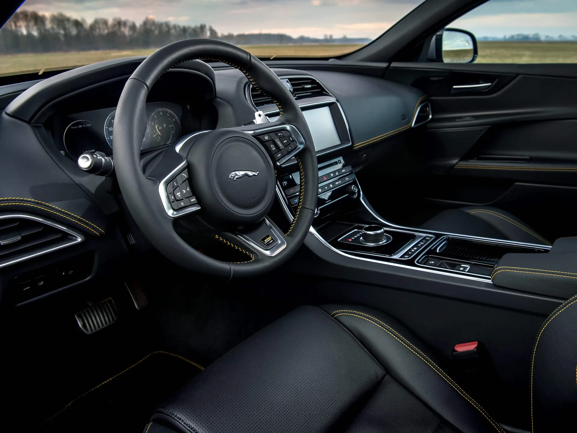 Jaguar XE 300 Sport (2019) – interiér