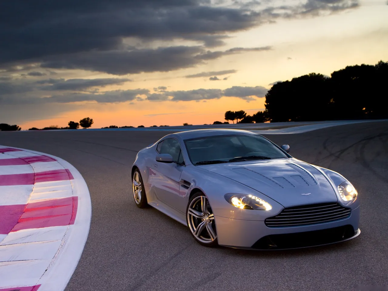 Aston Martin V12 Vantage RS Concept (2007)