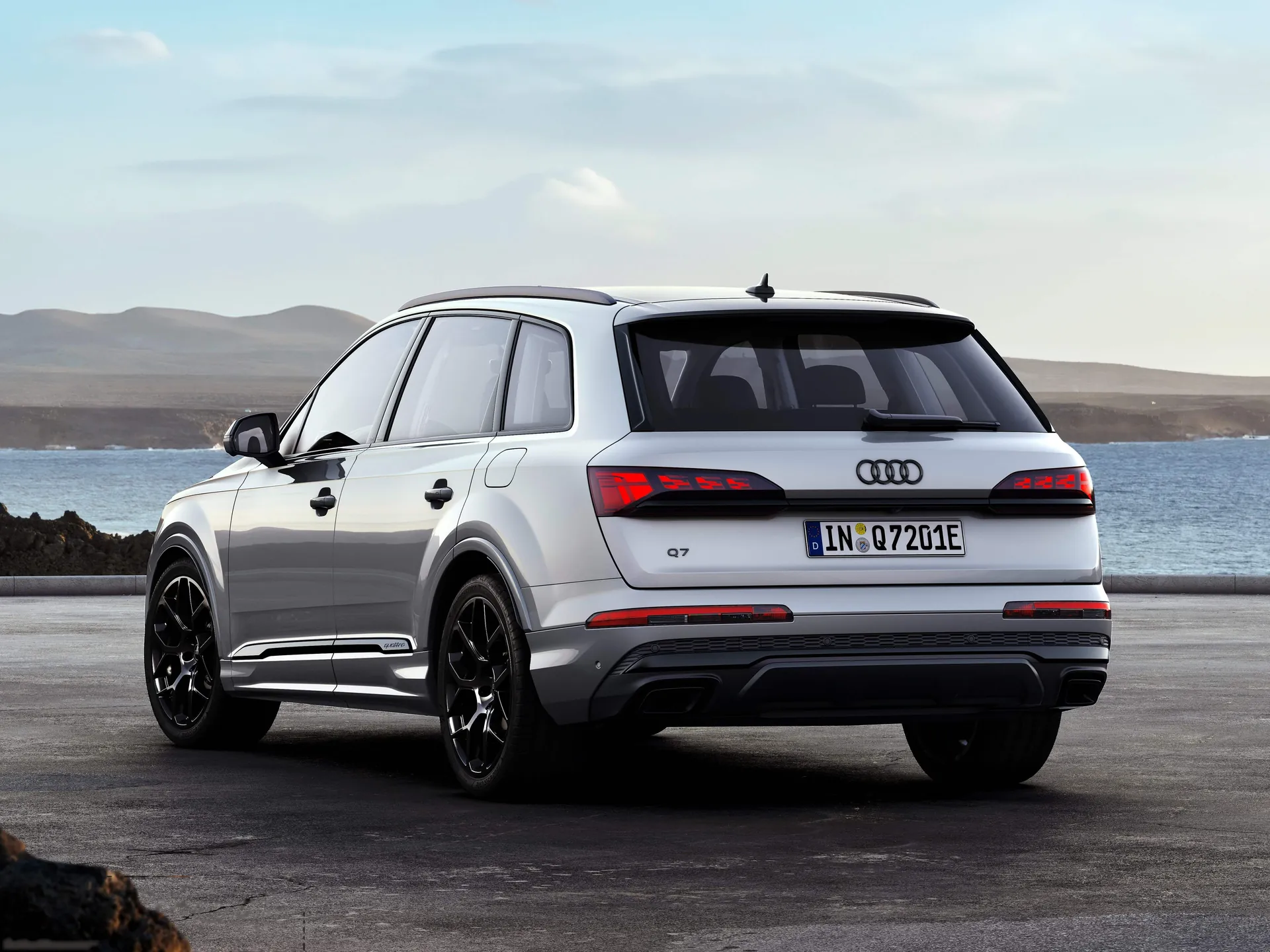 Audi Q7 TFSI e quattro (2024) – zadní tříčtvrteční pohled