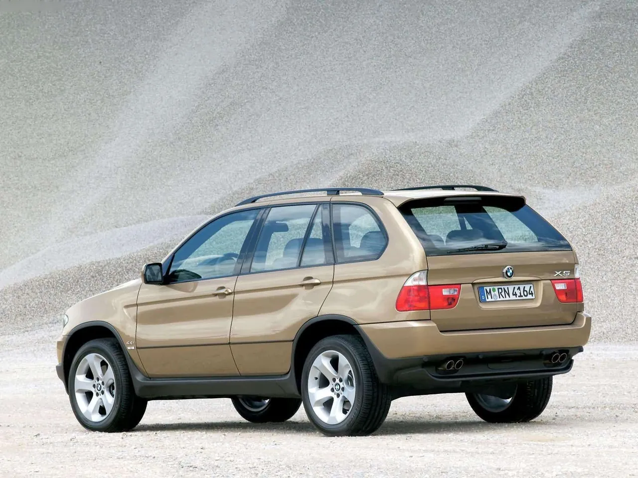 BMW X5 4.4i (2004) – zadní tříčtvrteční pohled