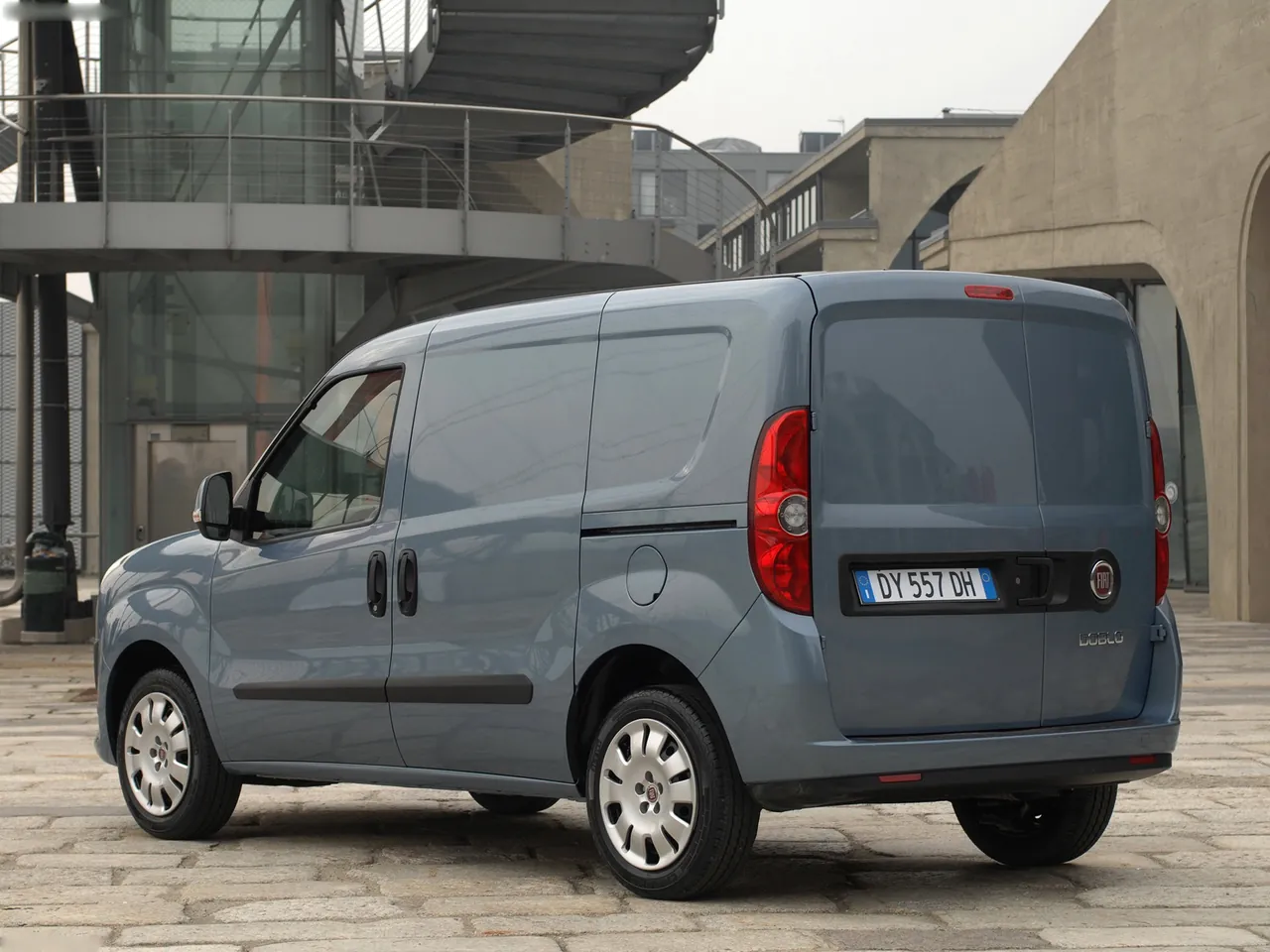 Fiat Doblo Cargo (2010) – zadní tříčtvrteční pohled