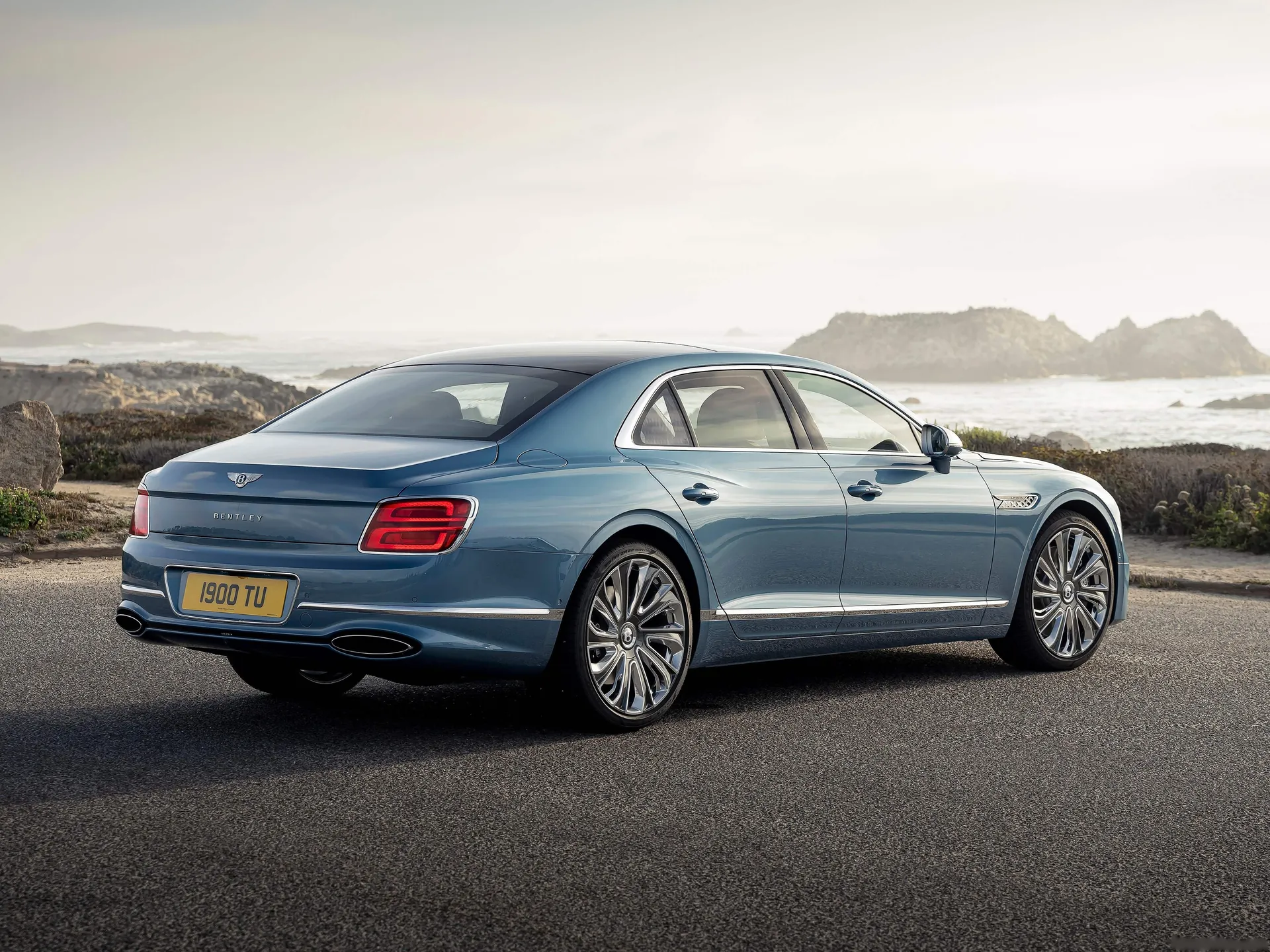 Bentley Flying Spur Mulliner (2022) – zadní tříčtvrteční pohled