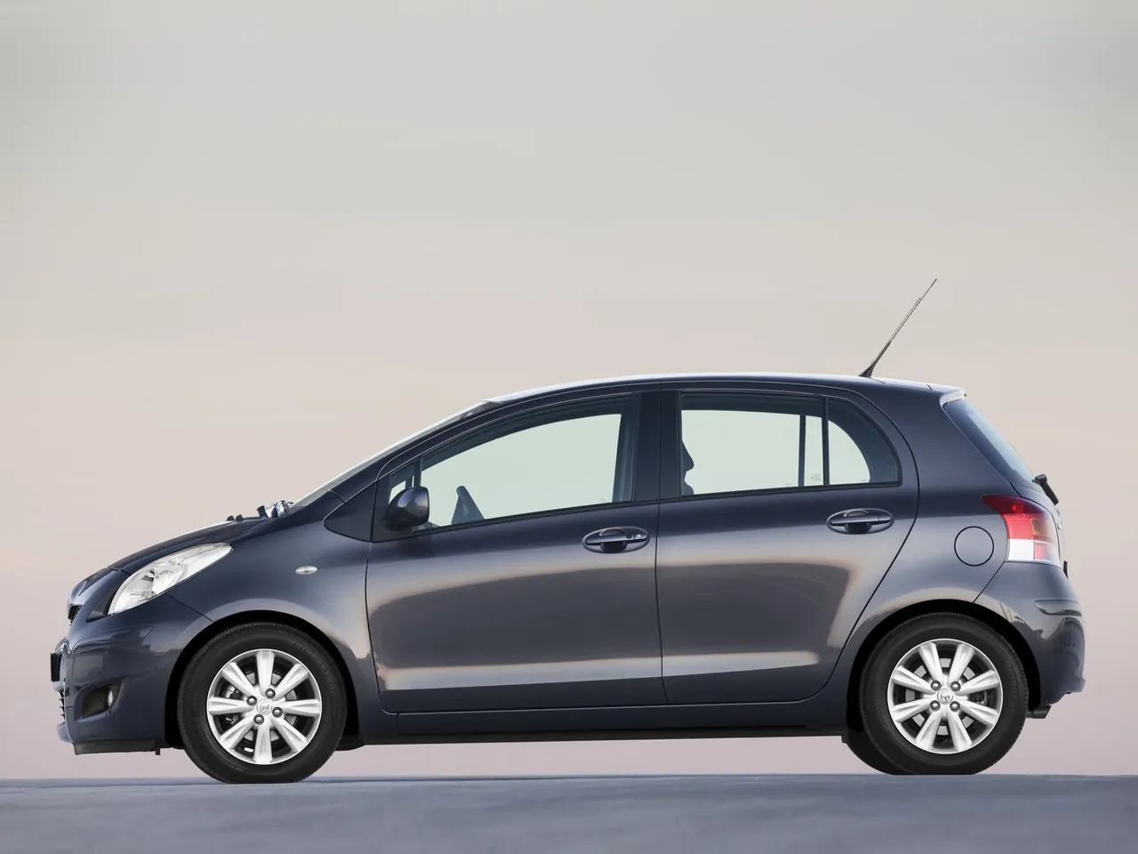 Toyota Yaris (2009) - Side Profile