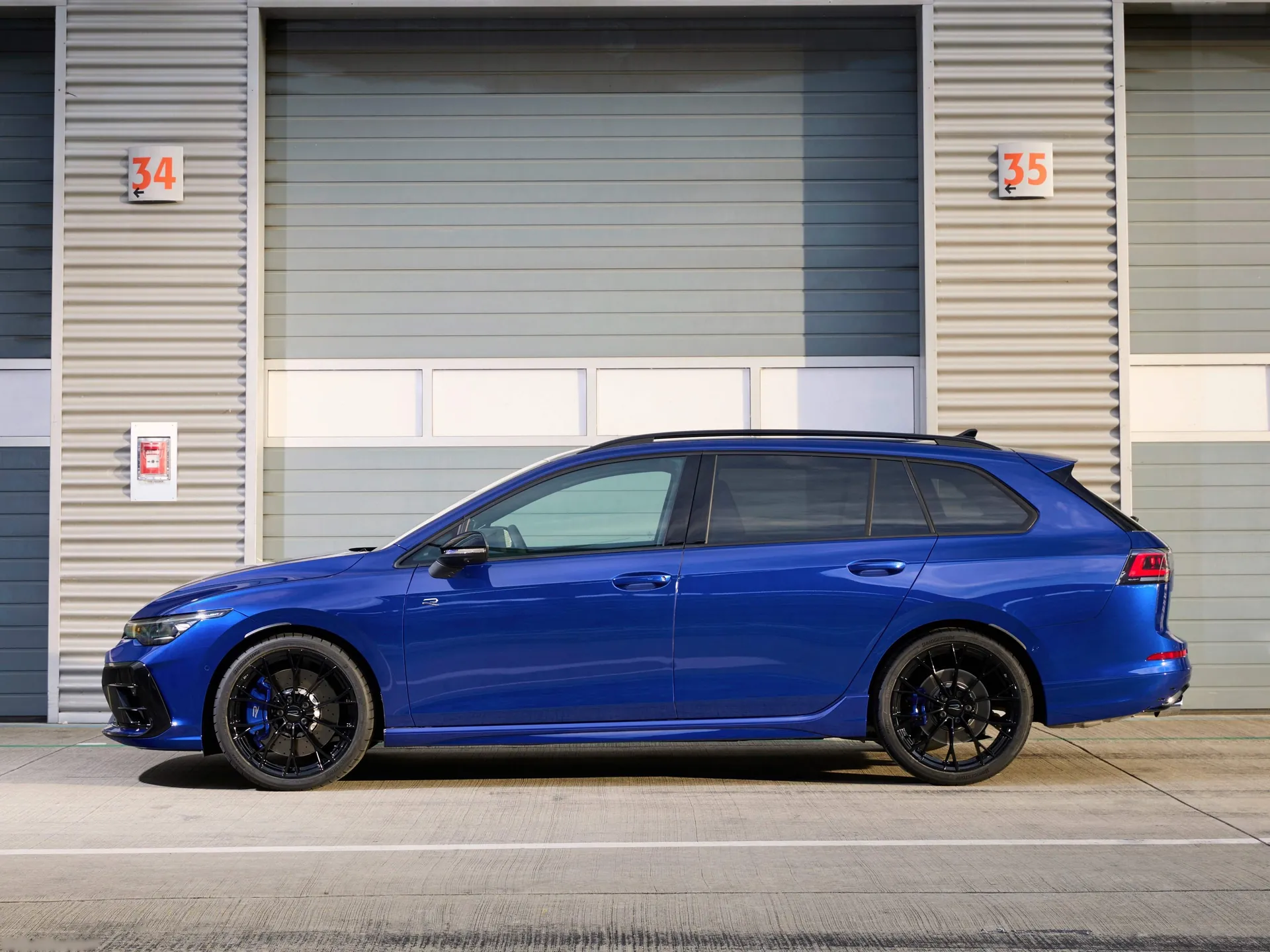 Volkswagen Golf R Variant (2025) – boční profil