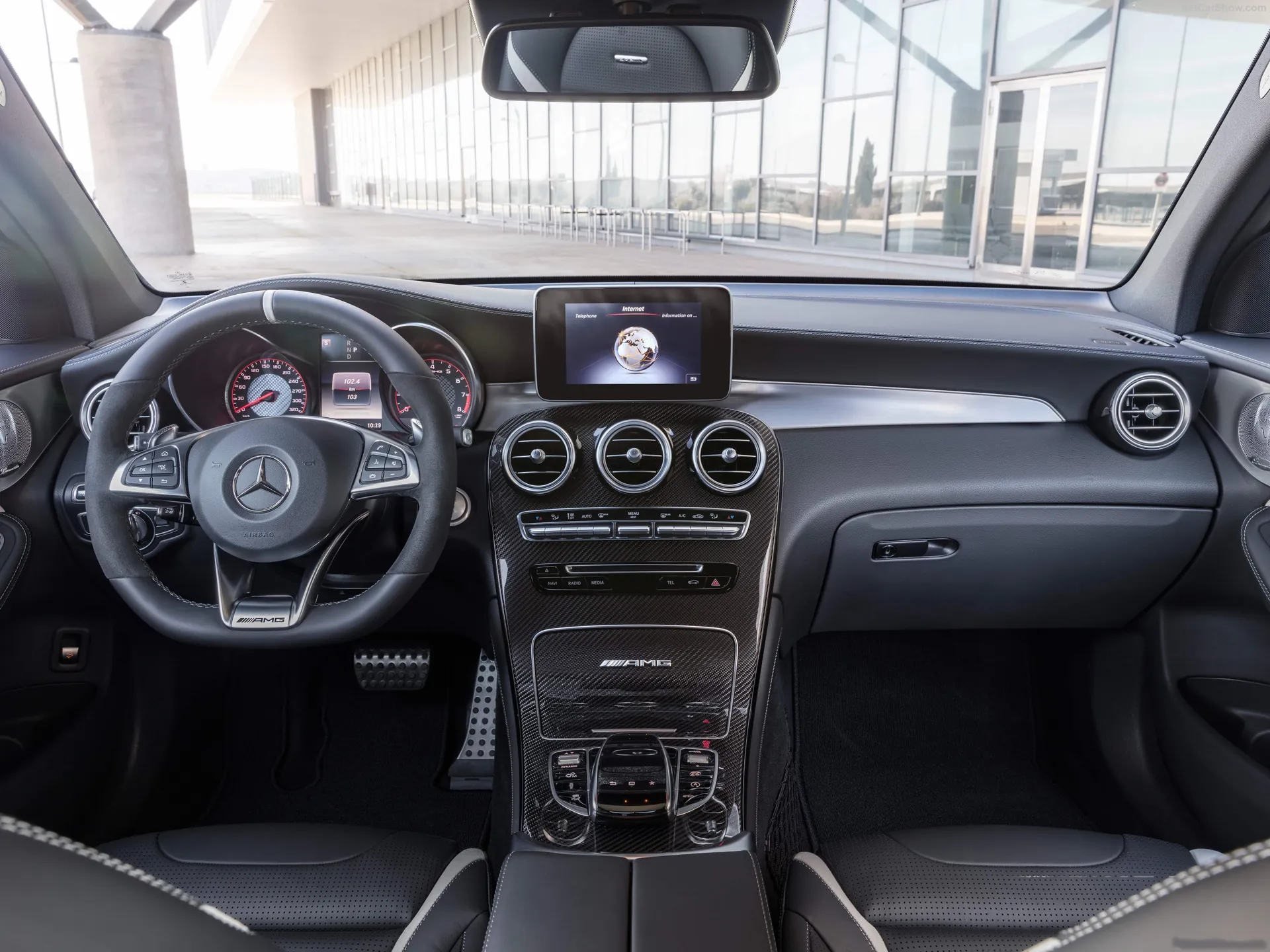 Mercedes-Benz GLC63 S AMG (2018) – interiér