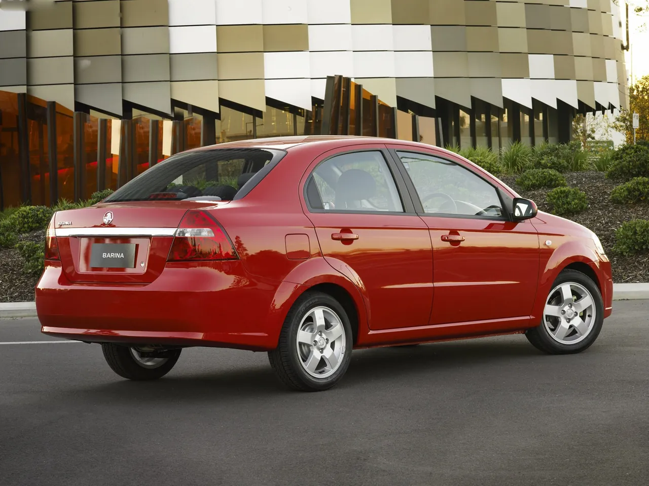 Holden TK Barina Sedan (2006) – zadní tříčtvrteční pohled