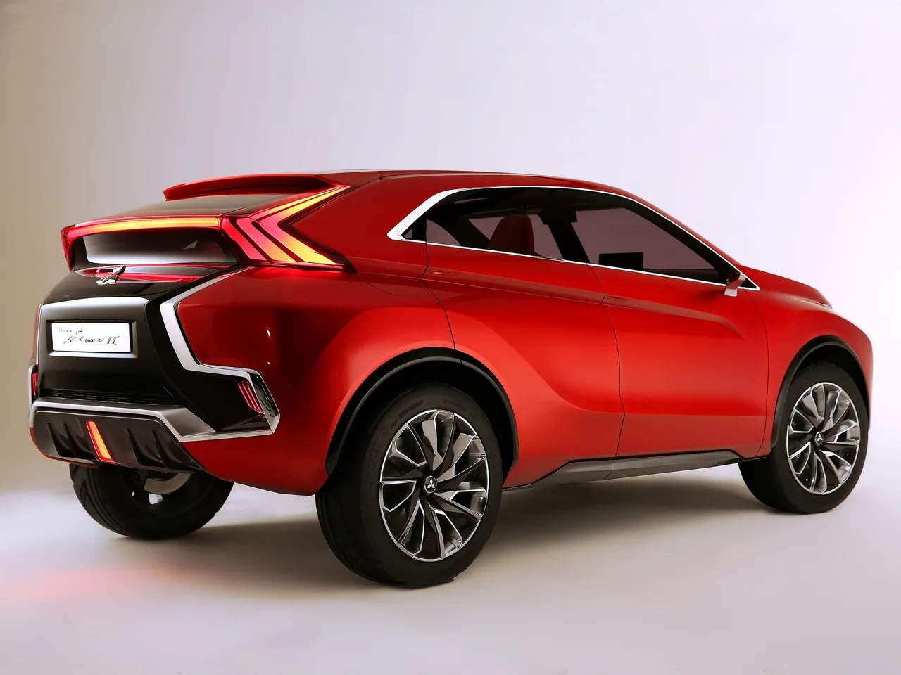 Mitsubishi XR-PHEV II Concept (2015) – zadní tříčtvrteční pohled