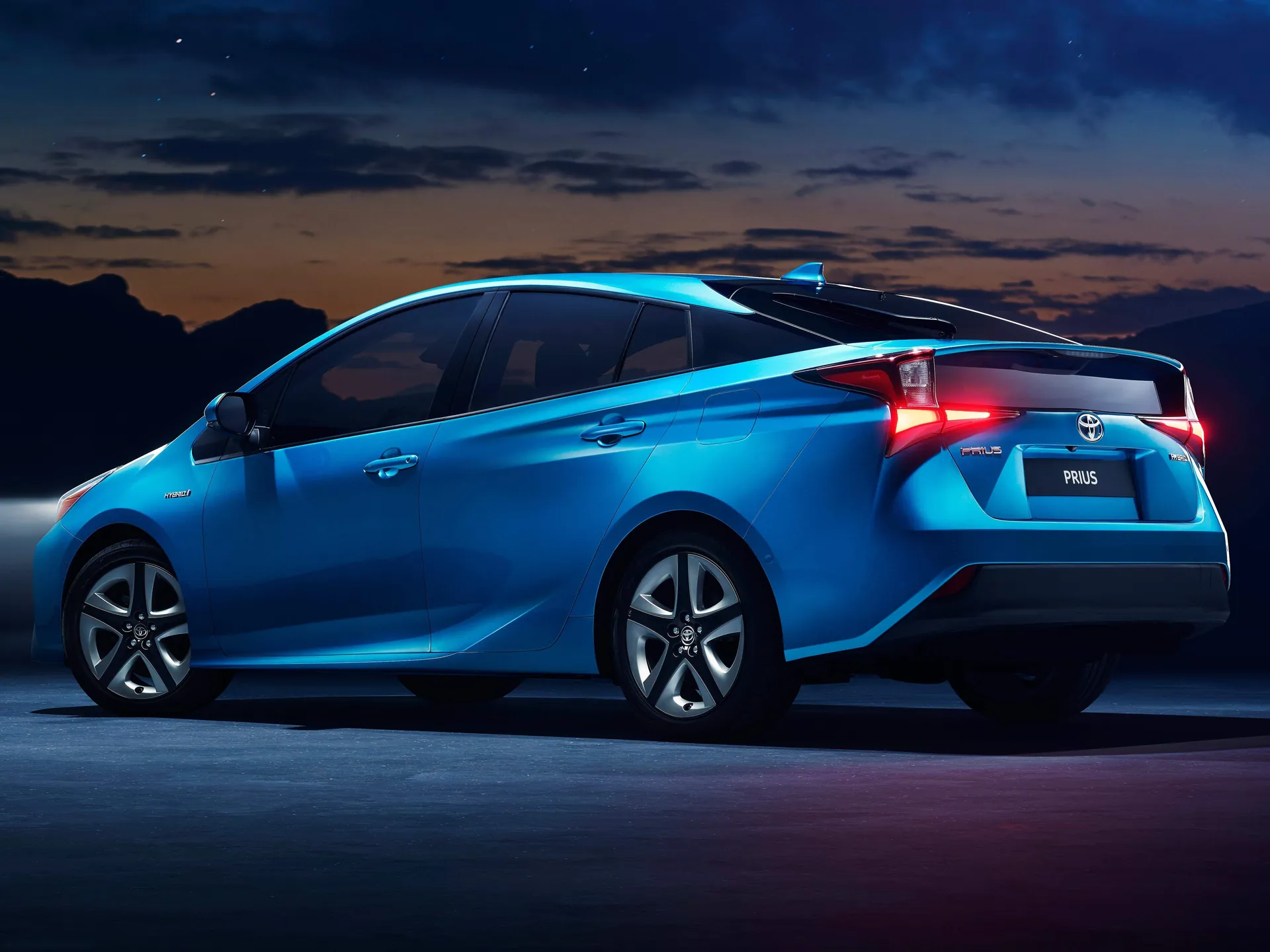 Toyota Prius (2019) – zadní tříčtvrteční pohled
