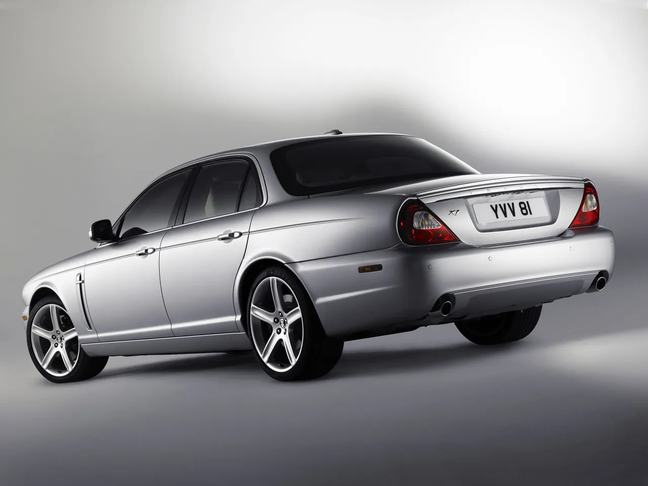 Jaguar XJ (2008) – zadní tříčtvrteční pohled