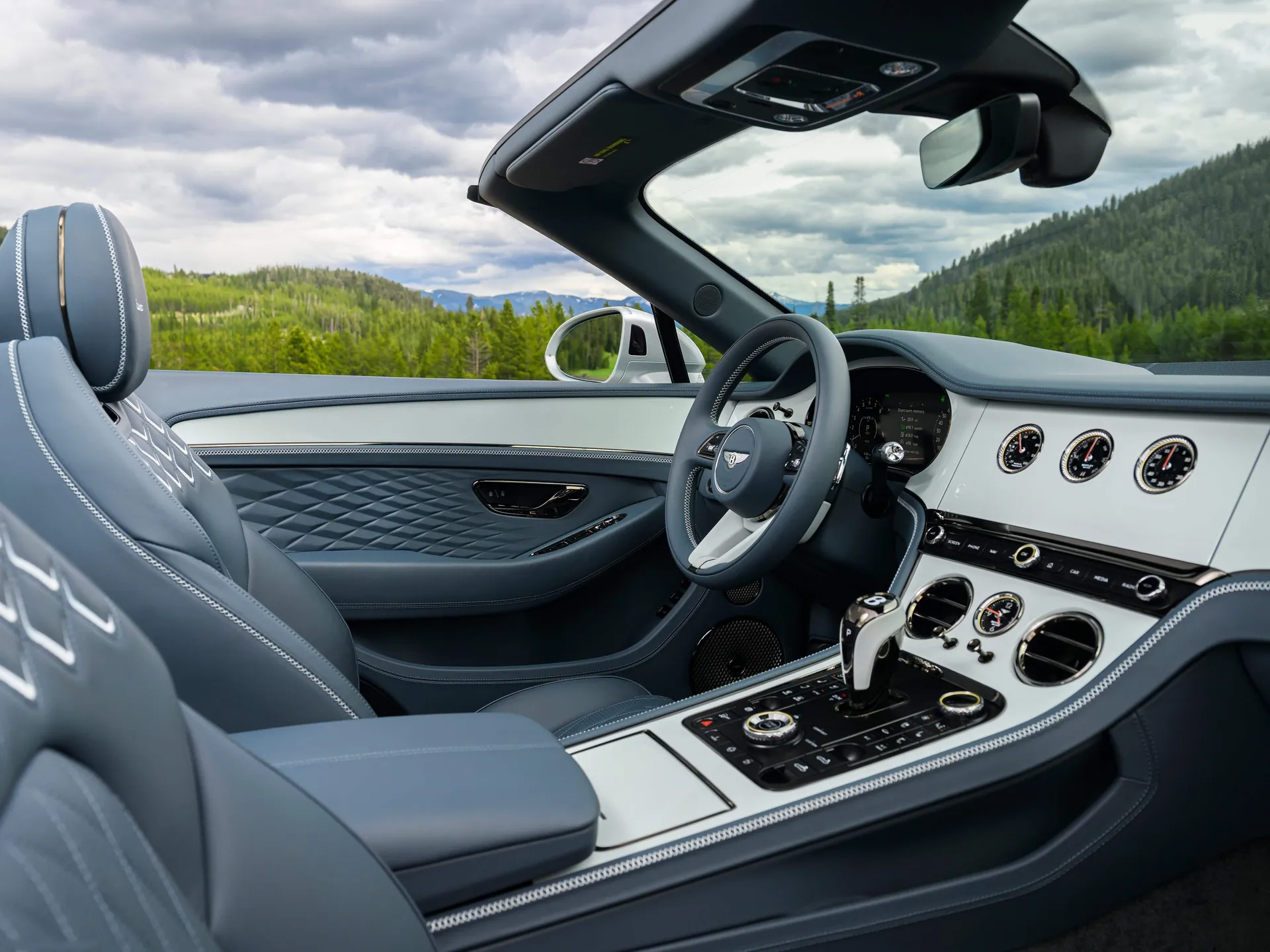 Bentley Continental GTC Azure (2025) – interiér