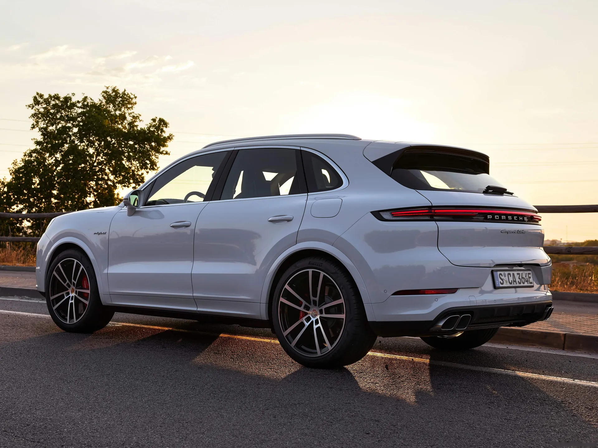Porsche Cayenne Turbo E-Hybrid (2024) – zadní tříčtvrteční pohled
