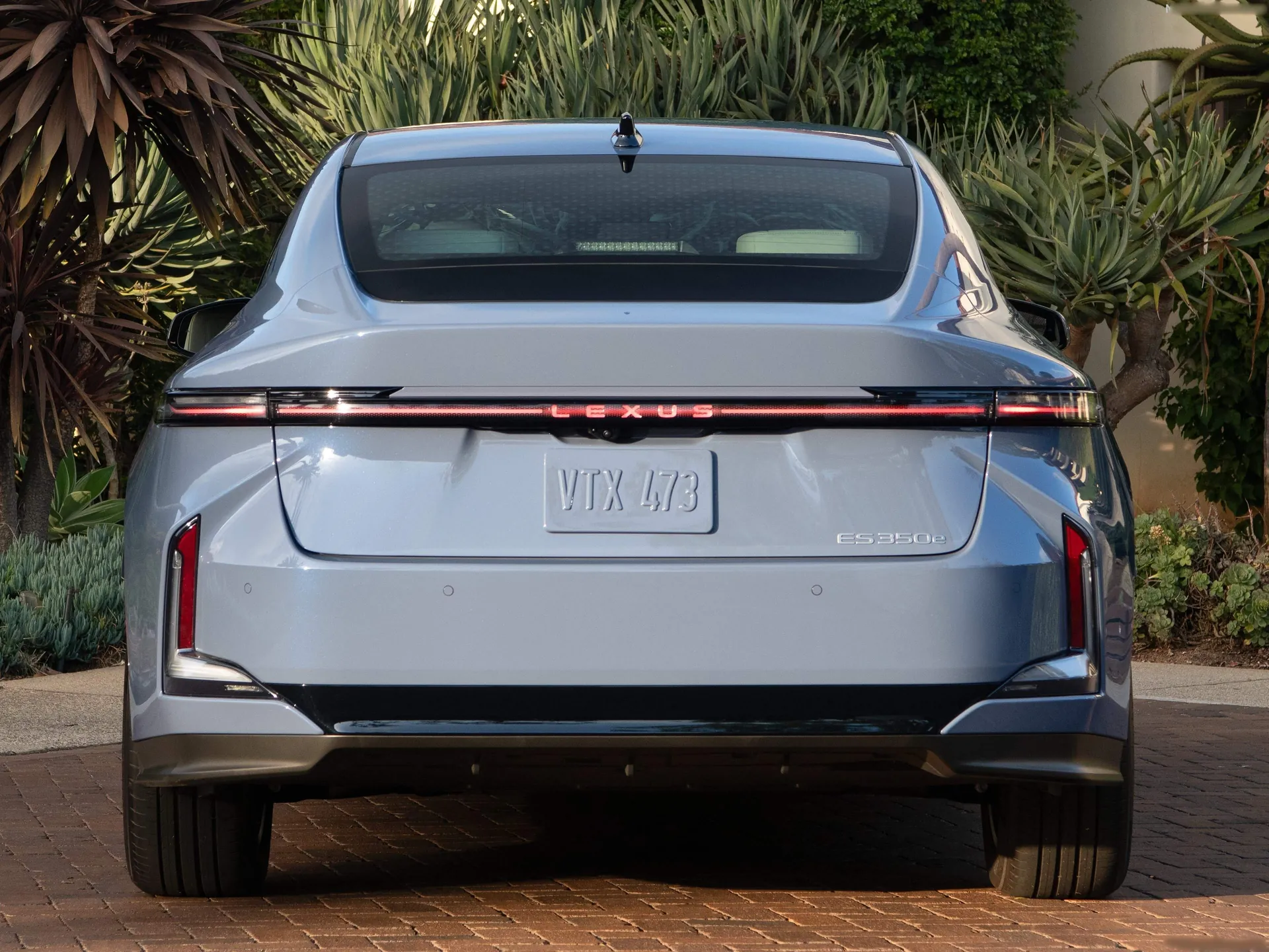 Lexus ES 350e (2026) – zezadu